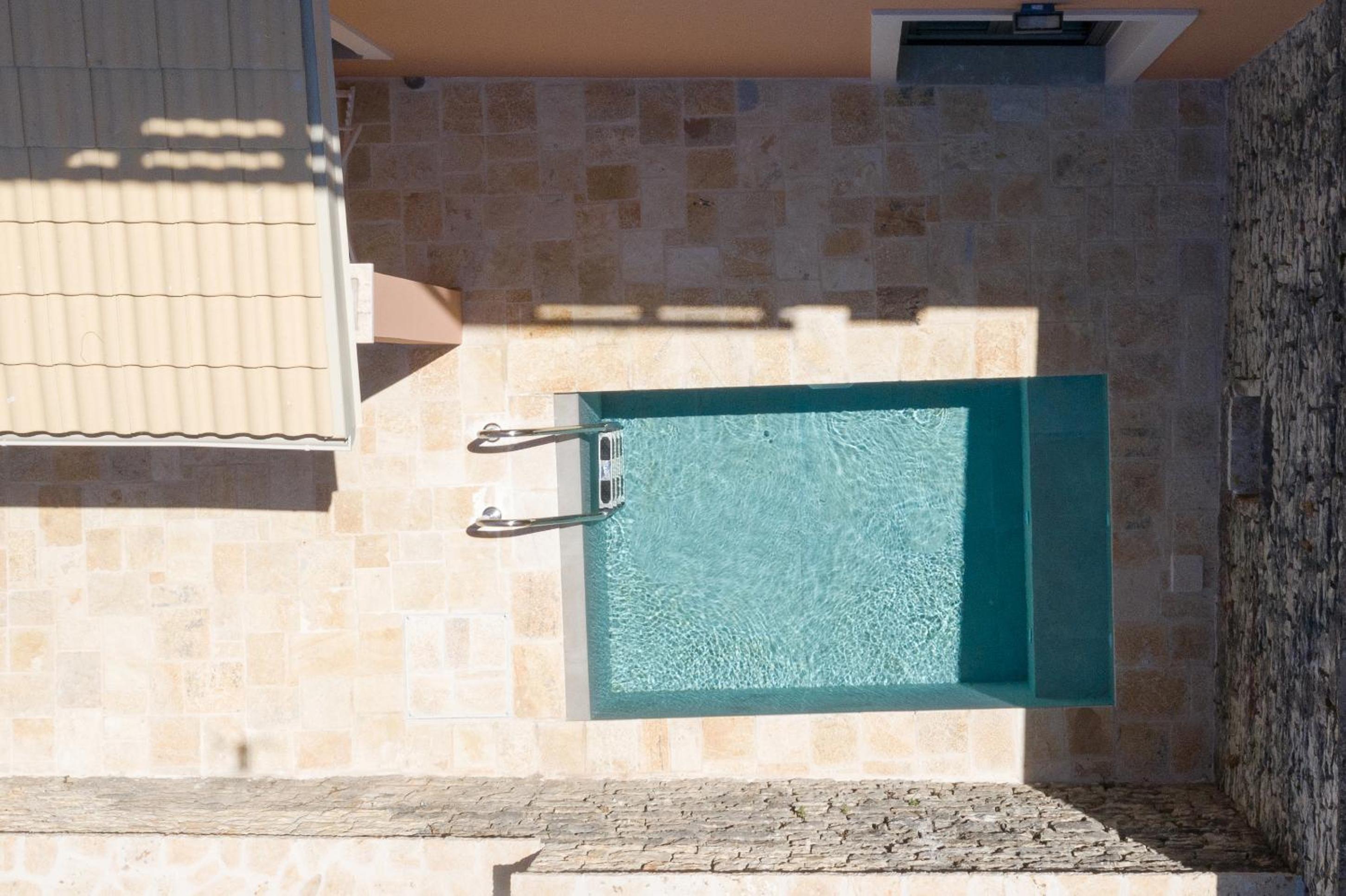 Queen Suite with Pool View - Photo 16