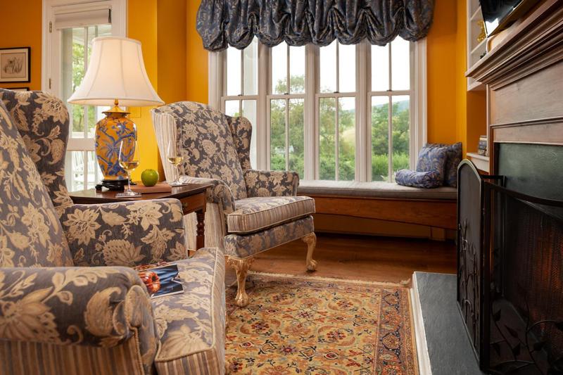 King Suite with Balcony - Photo 4