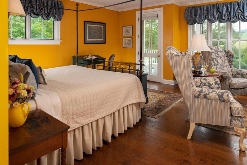 King Suite with Balcony - Photo 3
