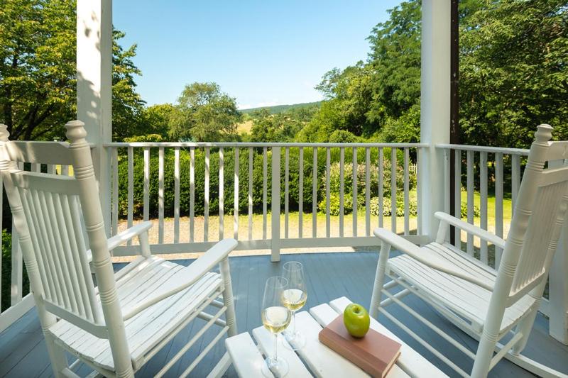 King Suite with Balcony - Photo 5