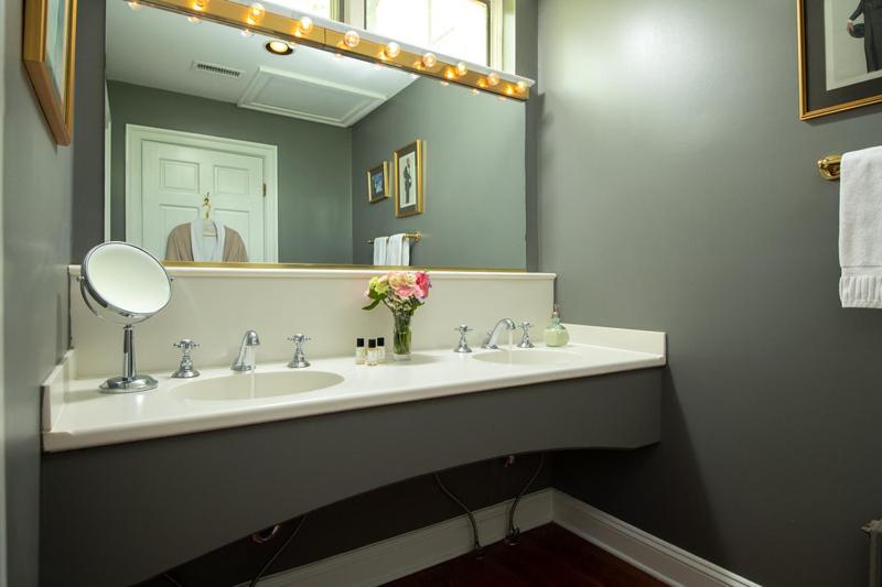 King Suite with Balcony - Photo 6