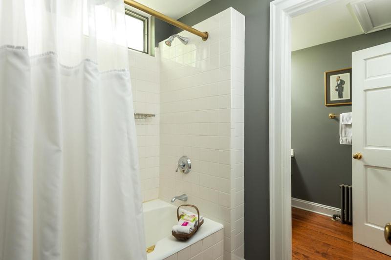 King Suite with Balcony - Photo 2