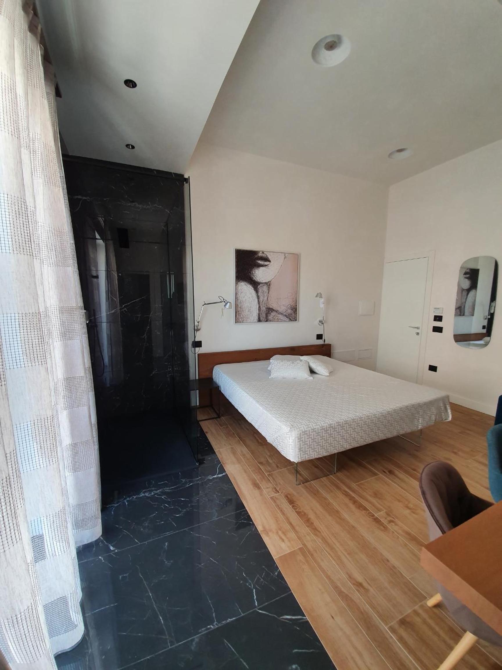 King Room with Balcony - Photo 8