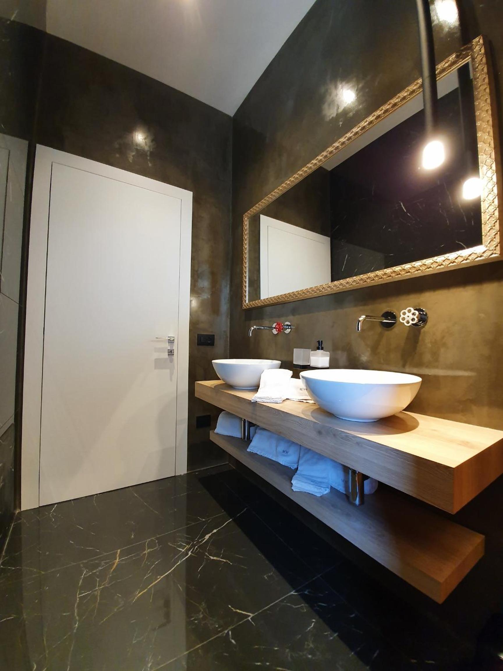 King Room with Balcony - Photo 7