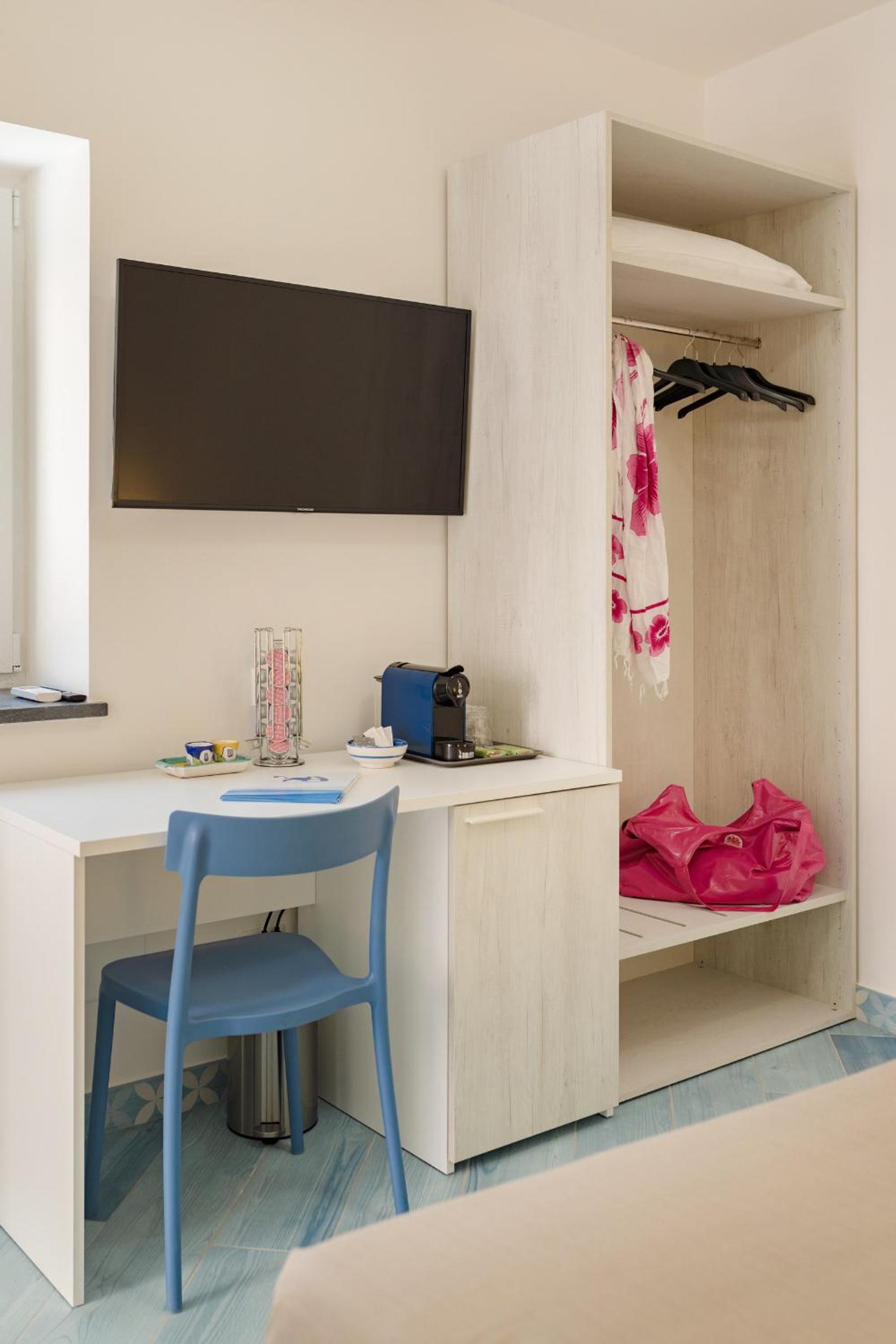 Double or Twin Room - Photo 9