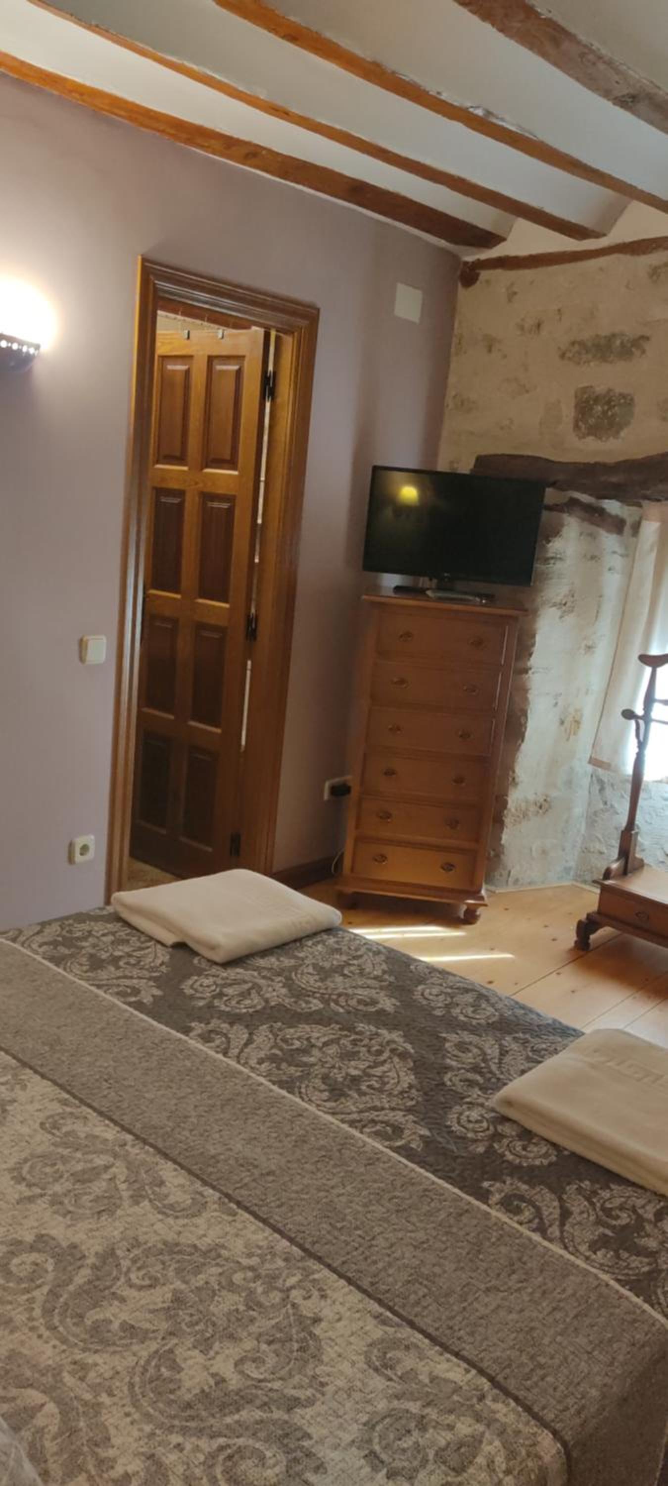 Queen Room photo 2
