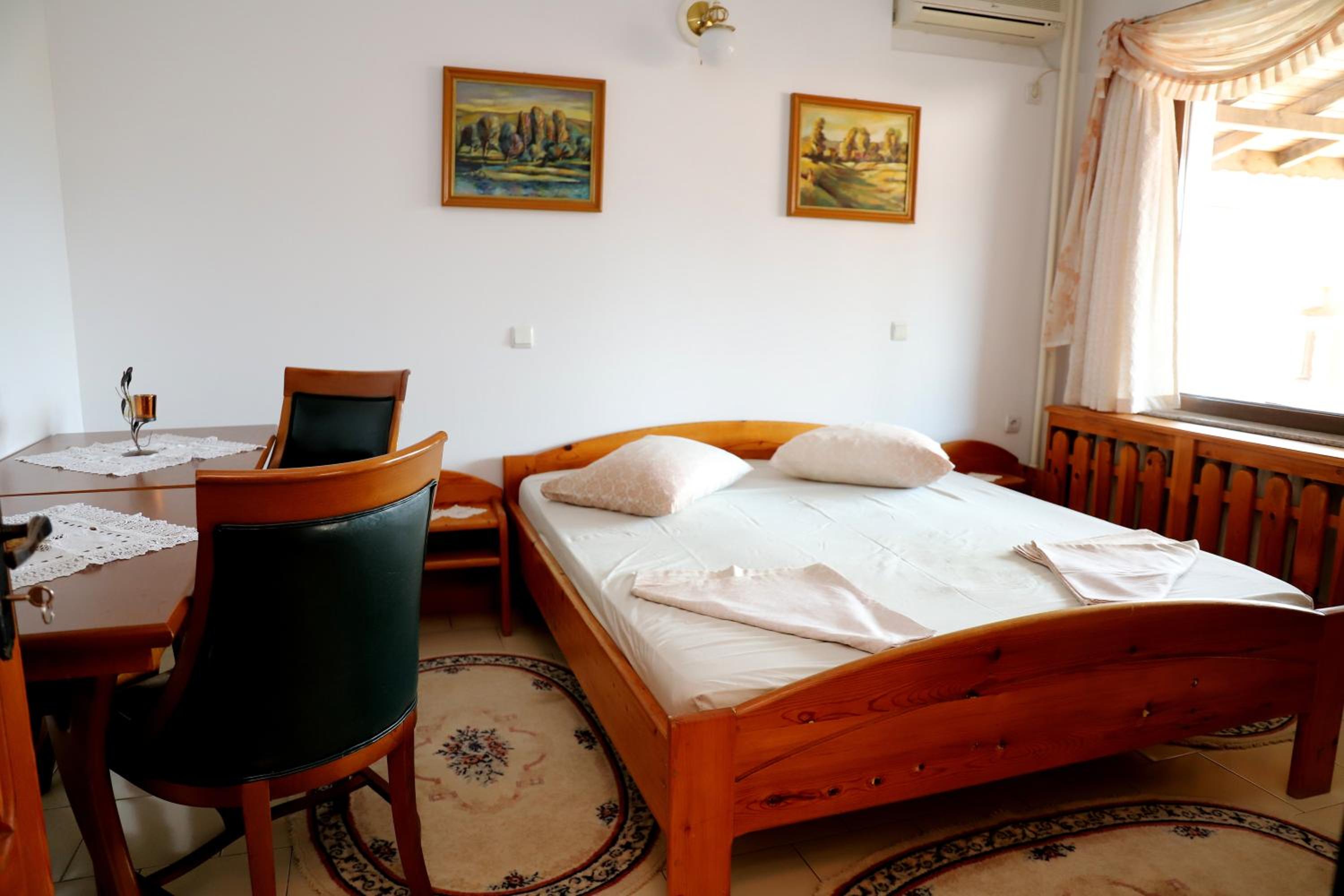 Double Room with Balcony - Photo 8