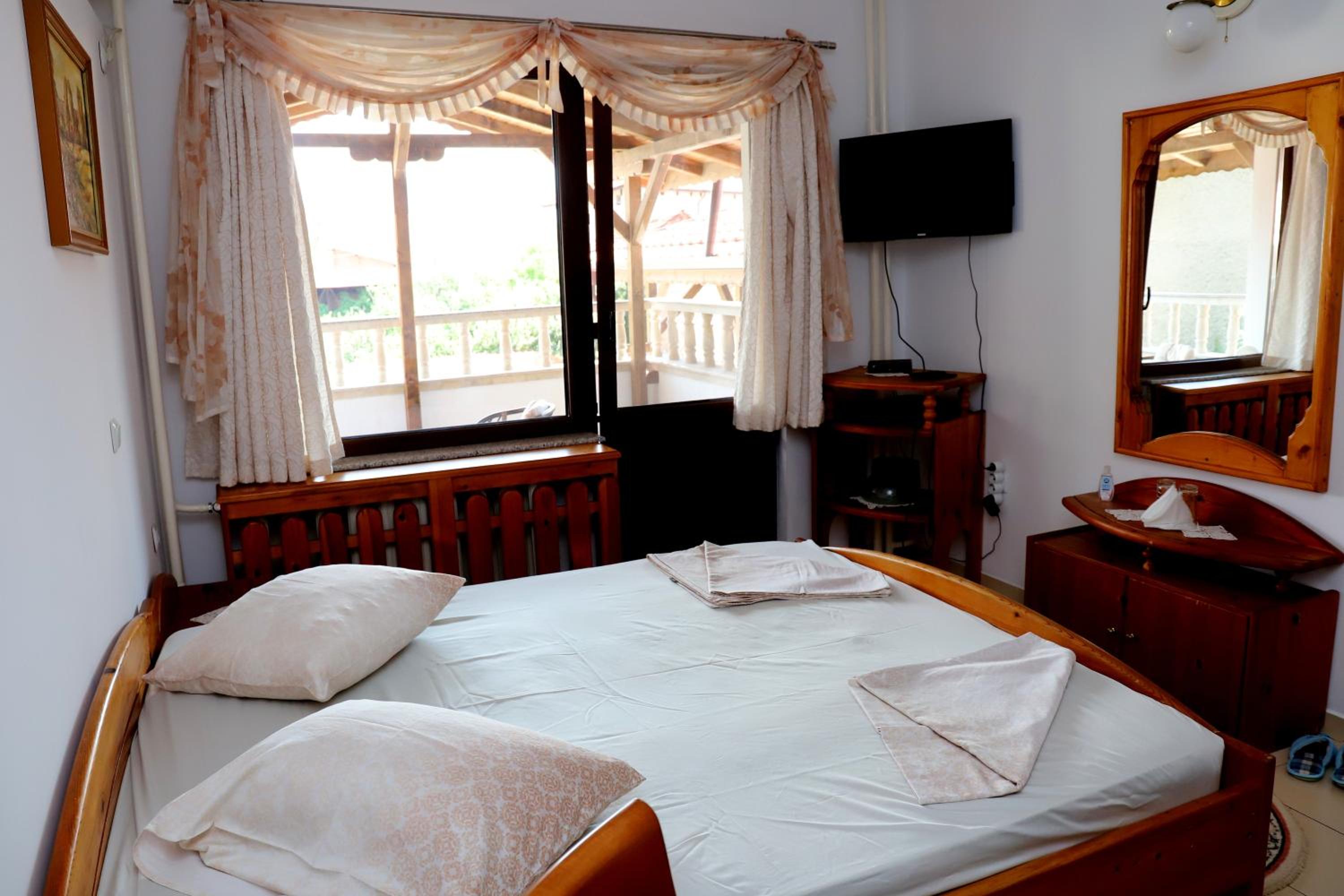 Double Room with Balcony - Photo 9
