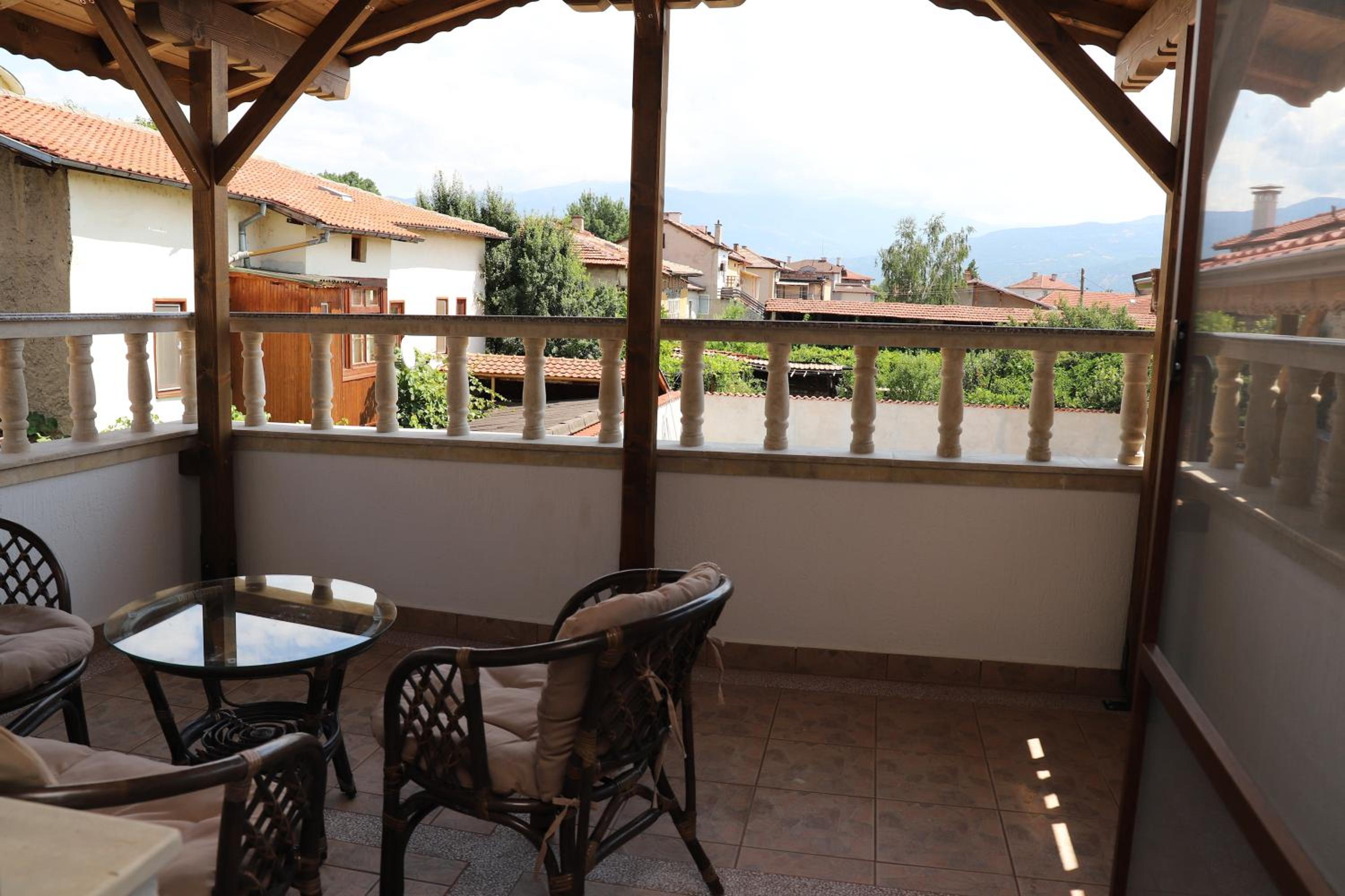 Double Room with Balcony - Photo 11