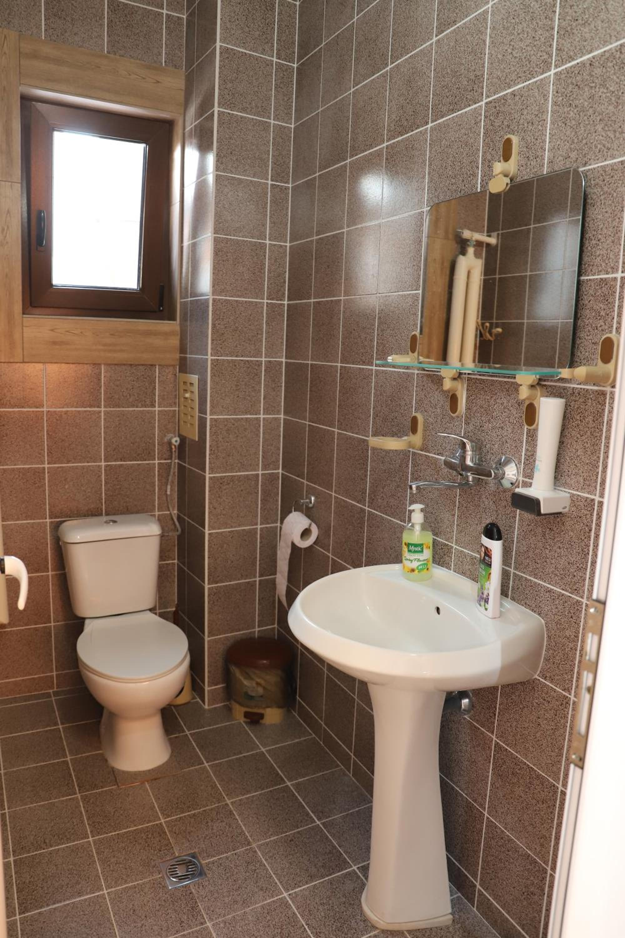 Double Room with Balcony - Photo 10