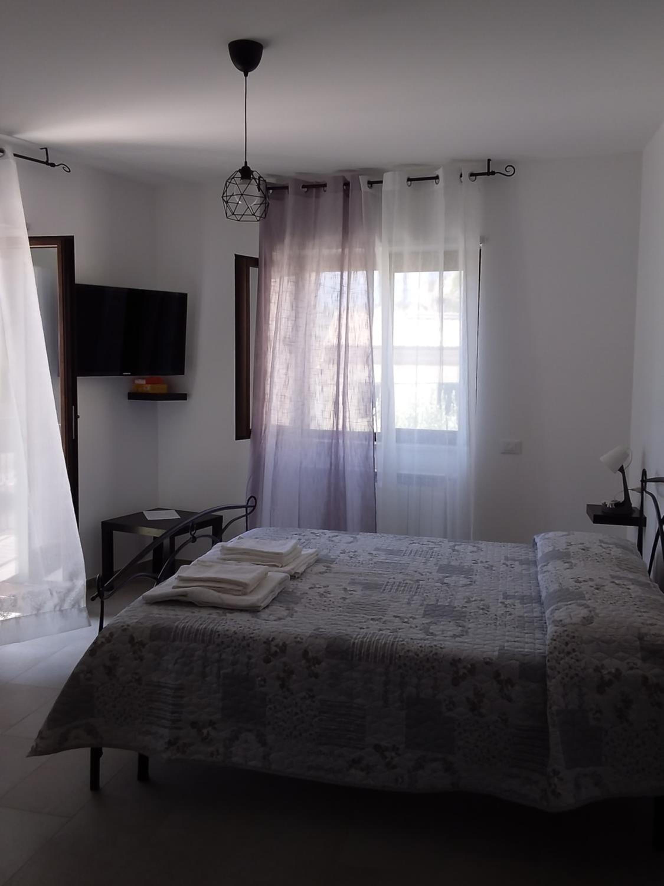 One-Bedroom Apartment - Photo 1