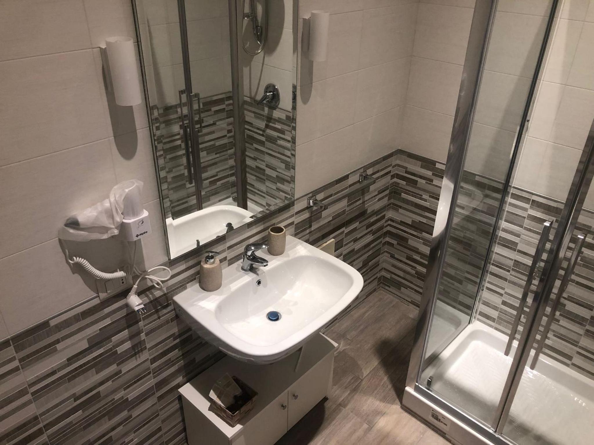 Double Room with Private Bathroom - Photo 2