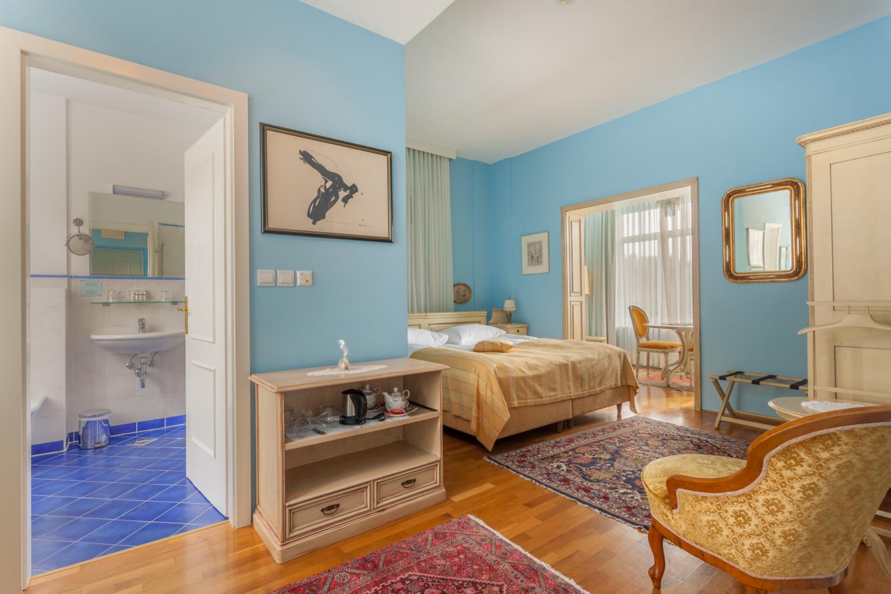 Suite with Lake View - Photo 3
