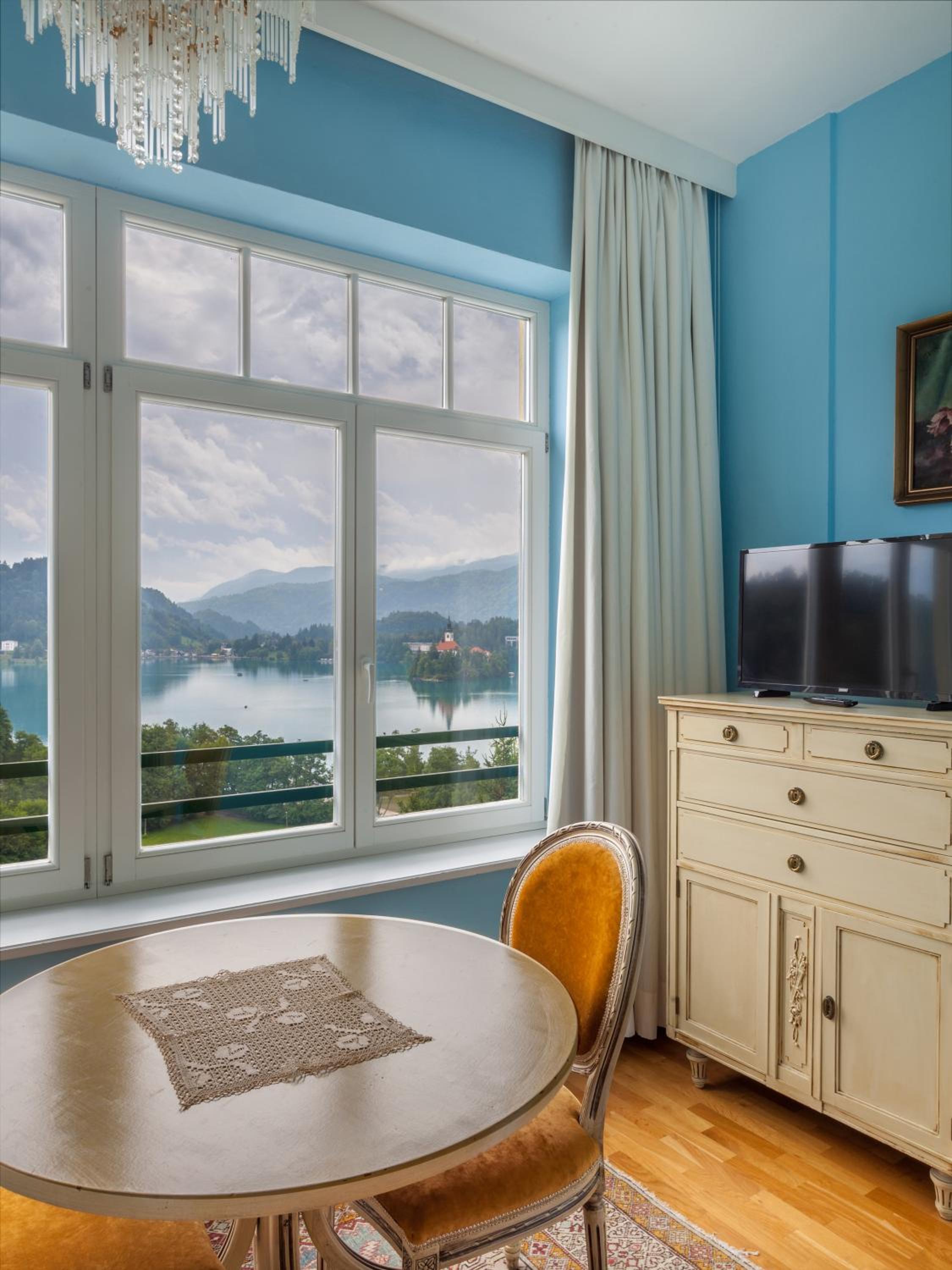 Suite with Lake View - Photo 2