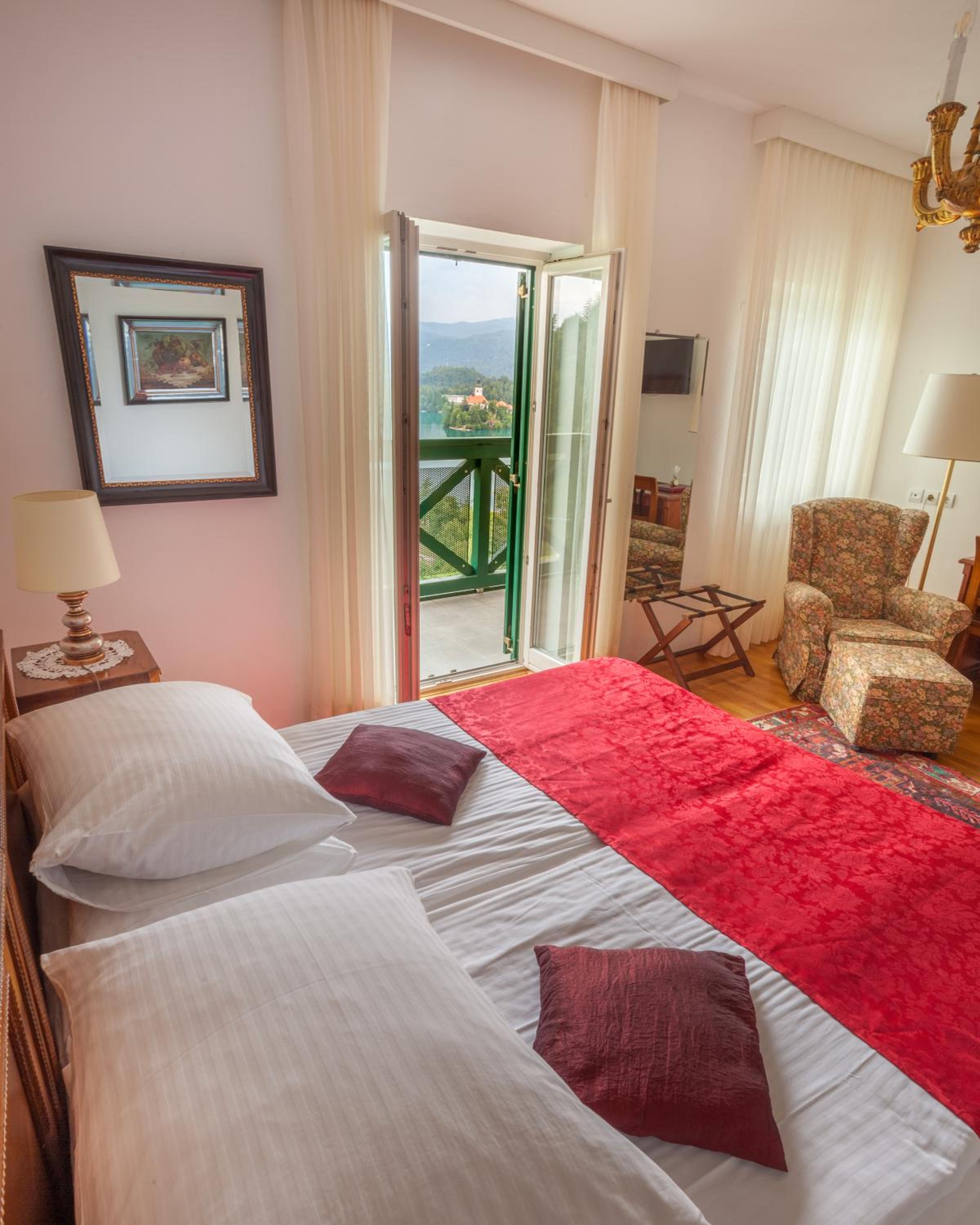 Deluxe Double or Twin Room with Lake View - Photo 8