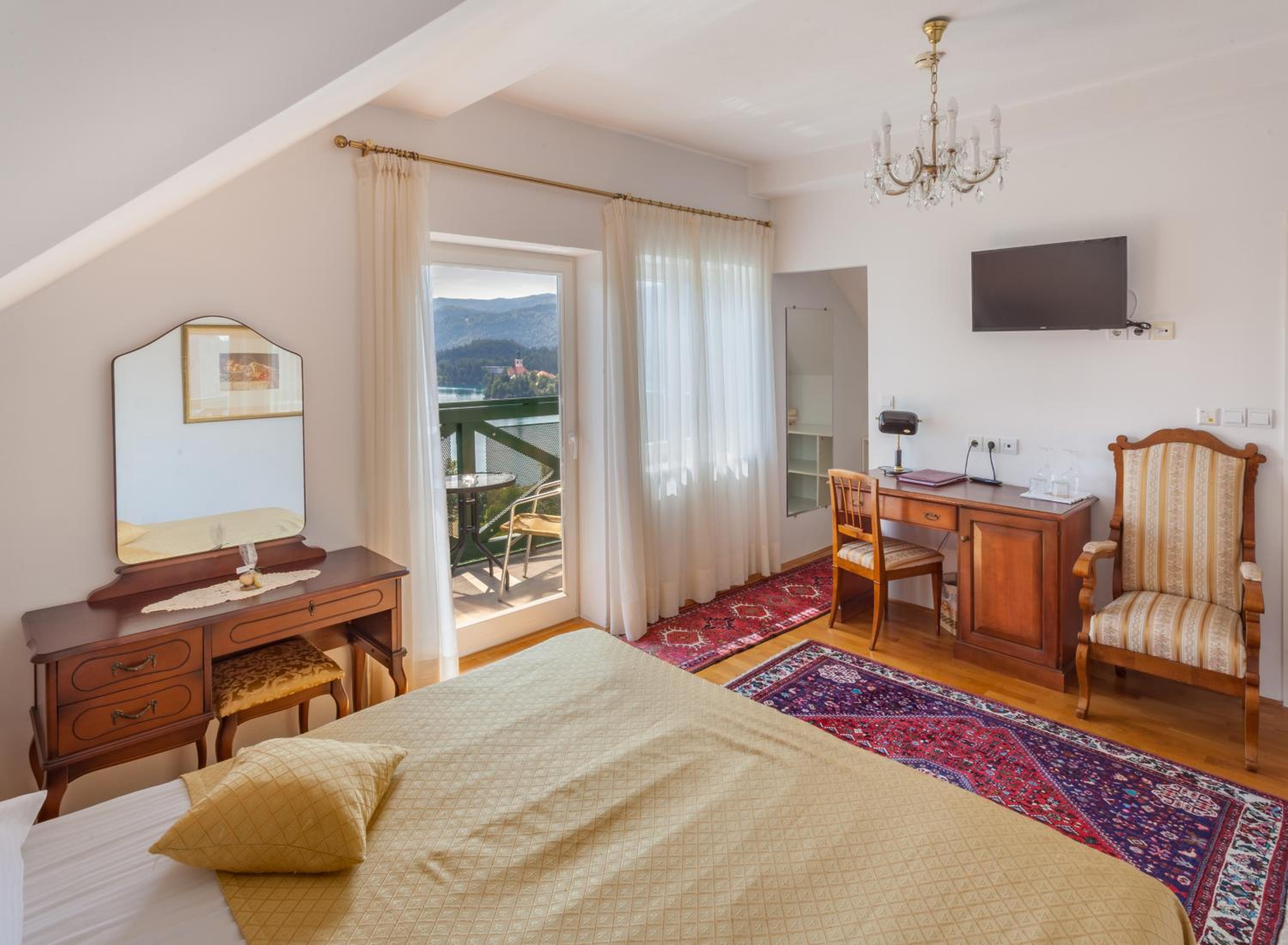 Deluxe Double or Twin Room with Lake View - Photo 4