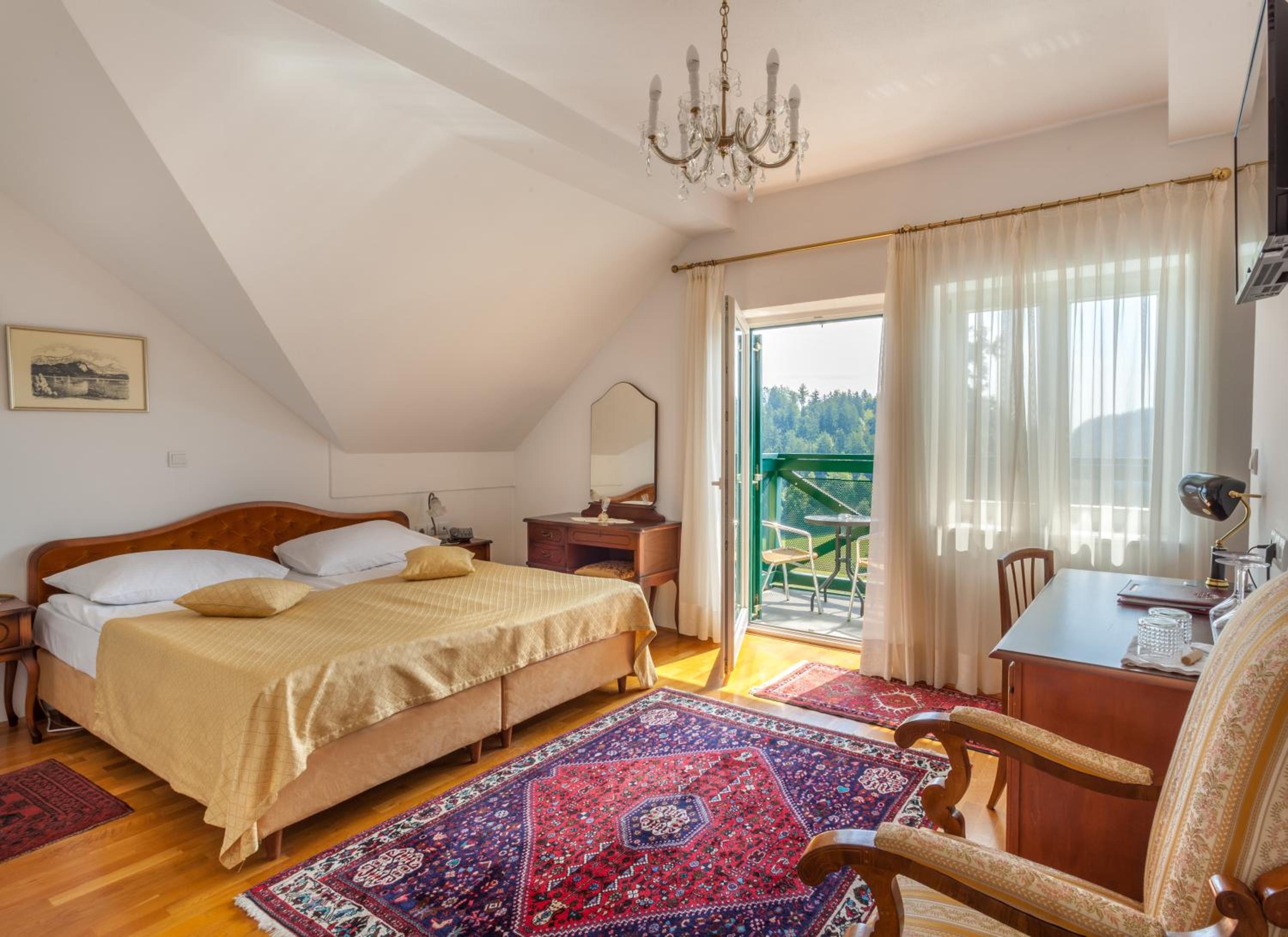 Deluxe Double or Twin Room with Lake View - Photo 15