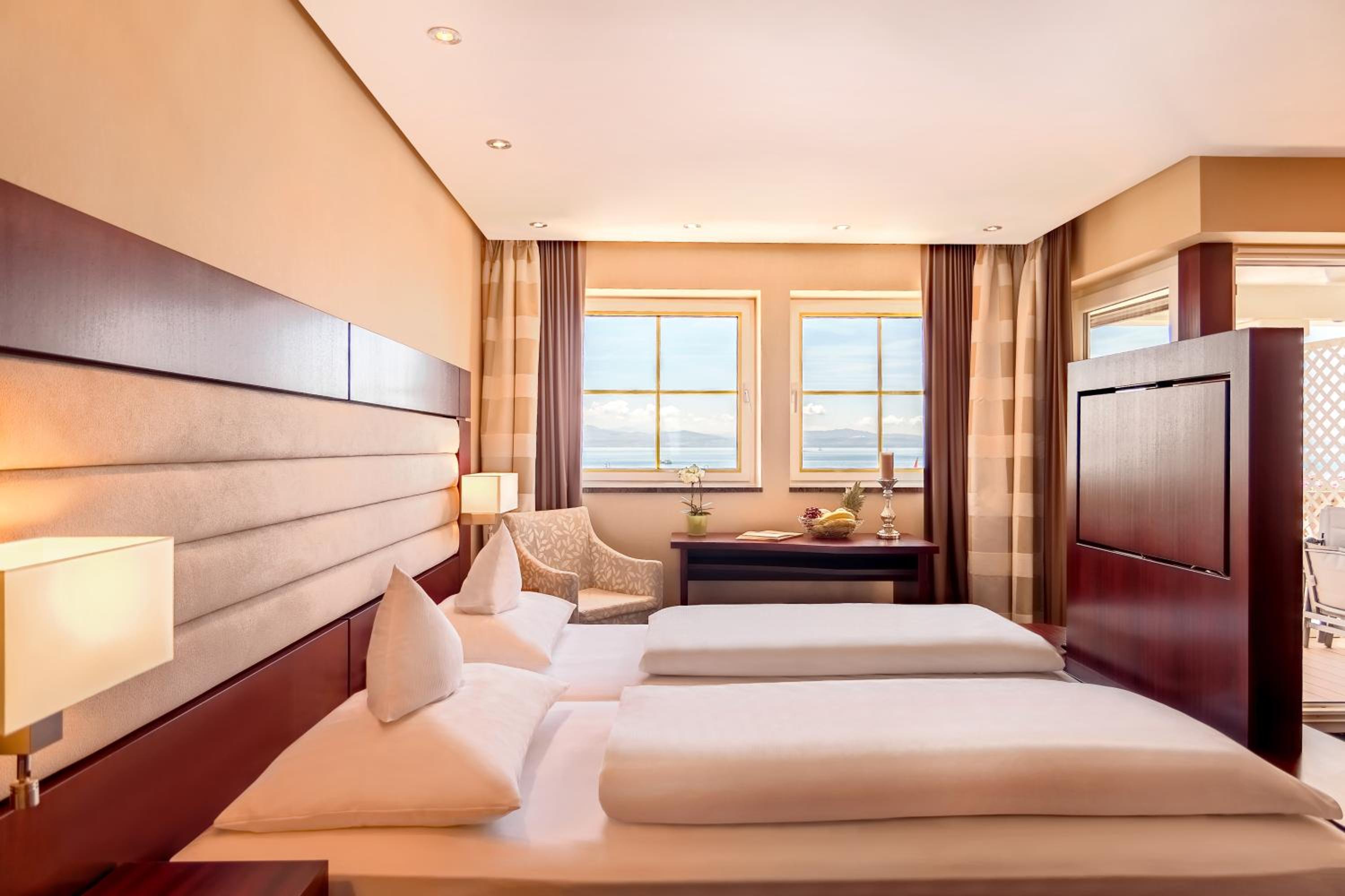Double Room with Lake View - Photo 1