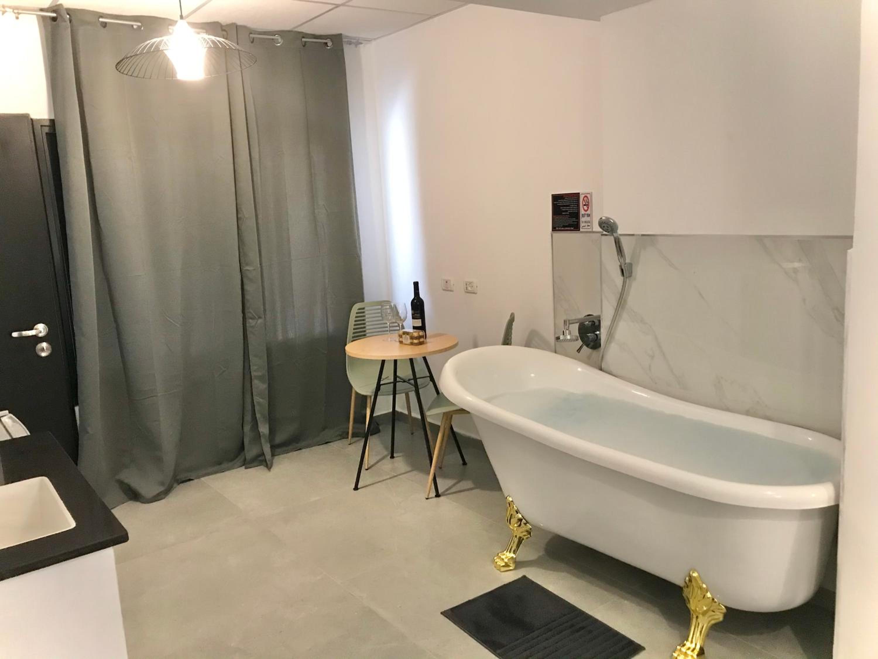 Suite with Spa Bath - Photo 11