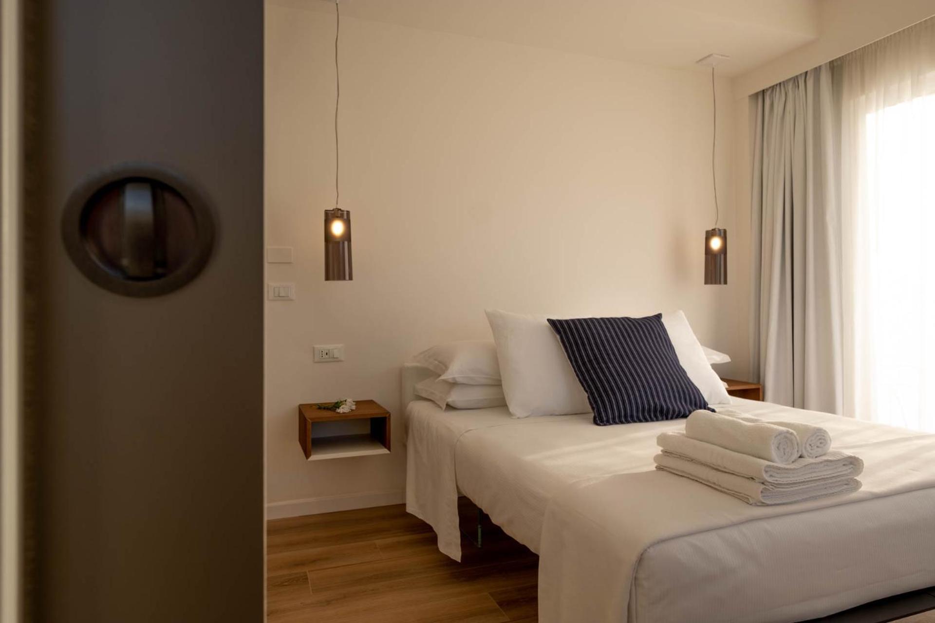 Deluxe Double Room with Sea View - Photo 4