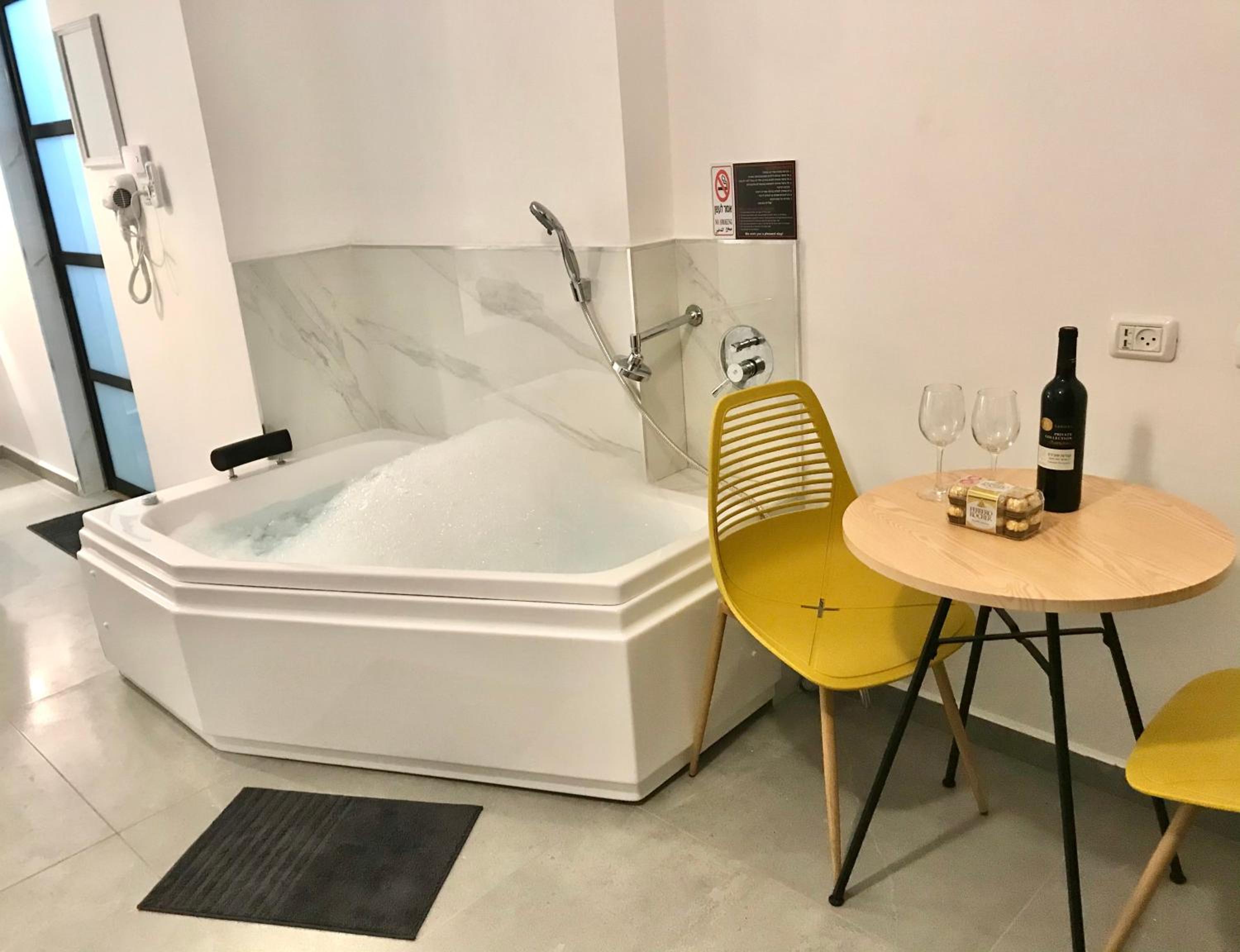 Deluxe Suite with Spa Bath - Photo 2