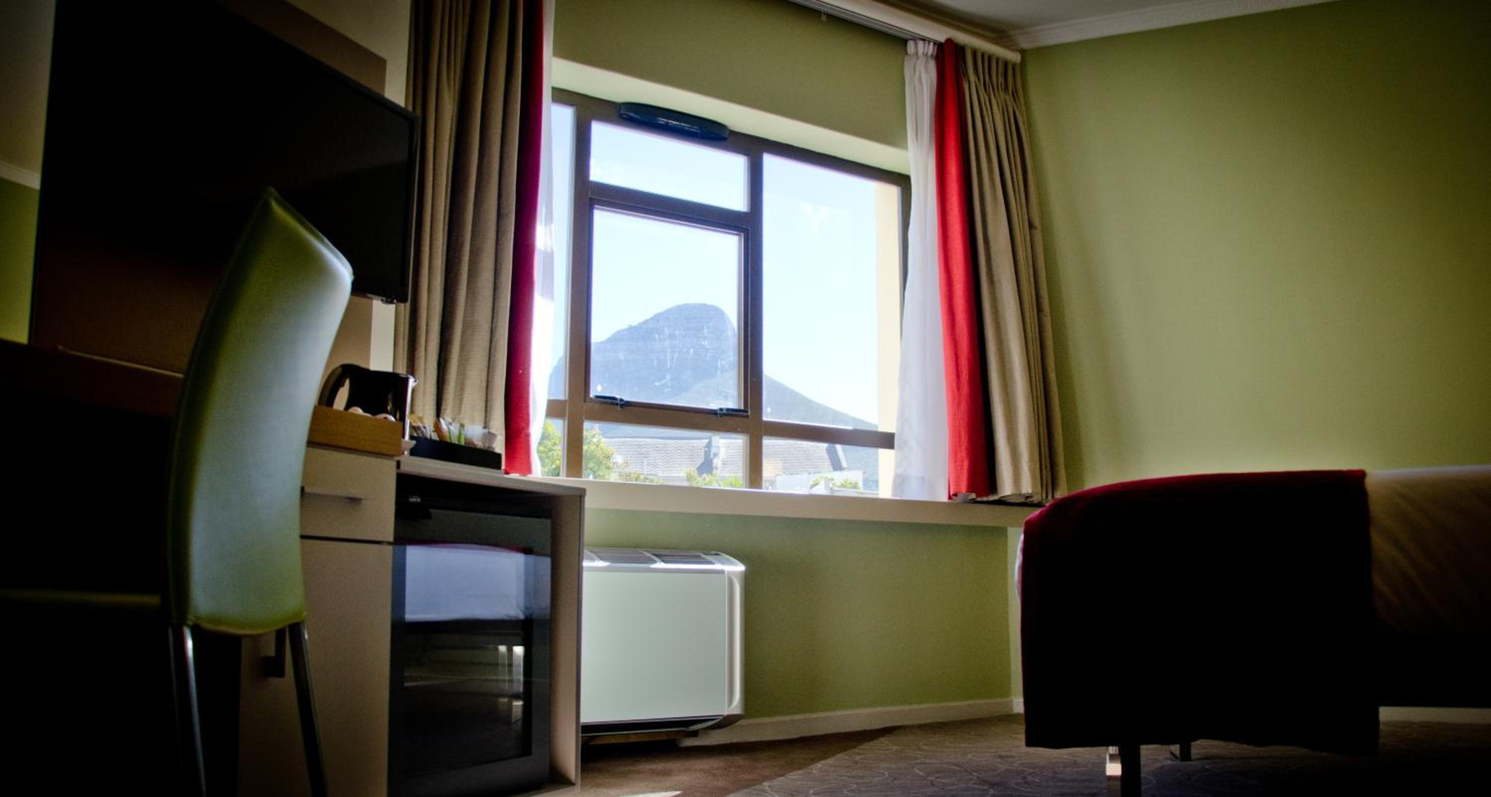 Standard Queen Room - Non-Smoking photo 3