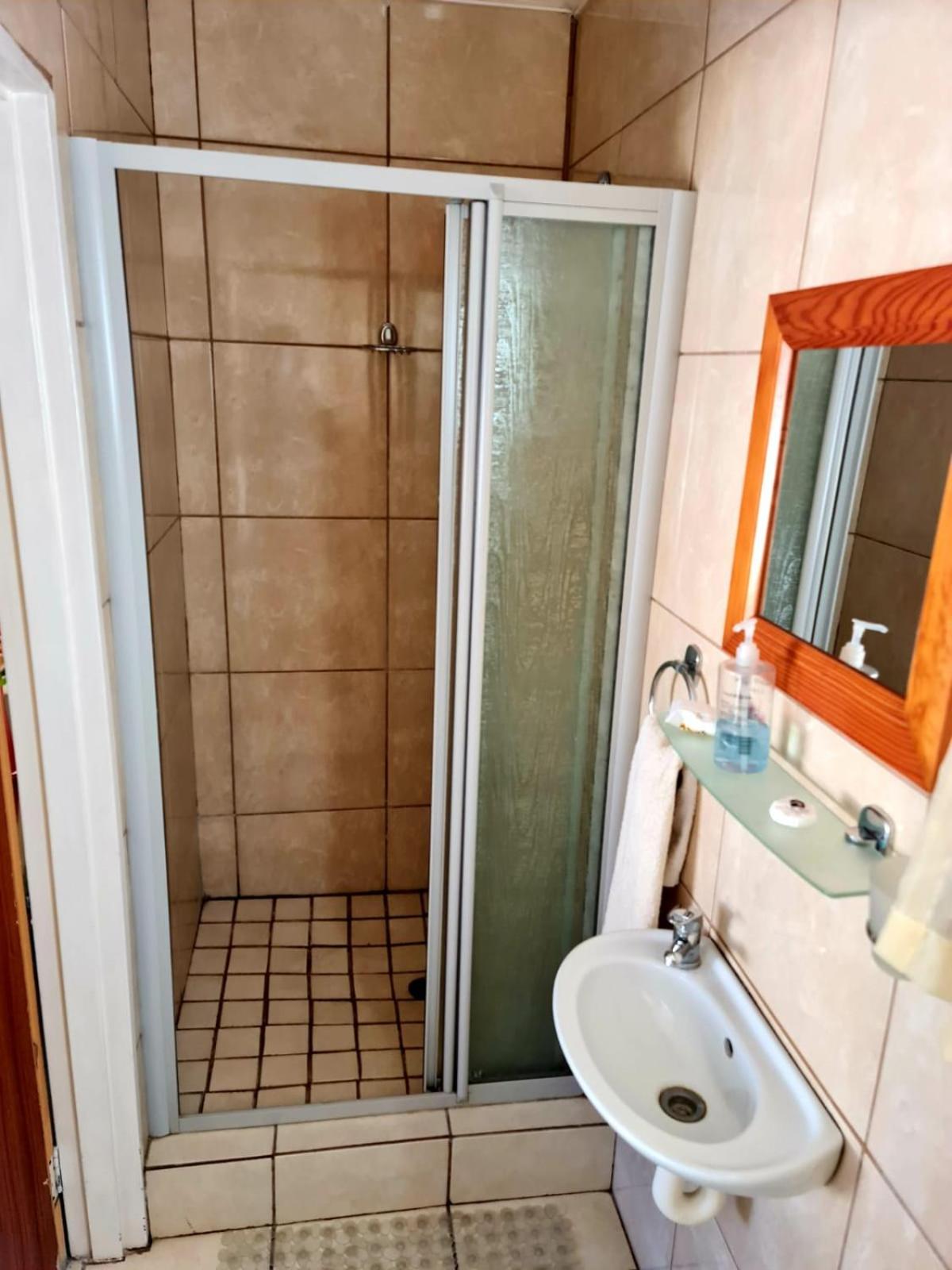 Double or Twin Room - Photo 4