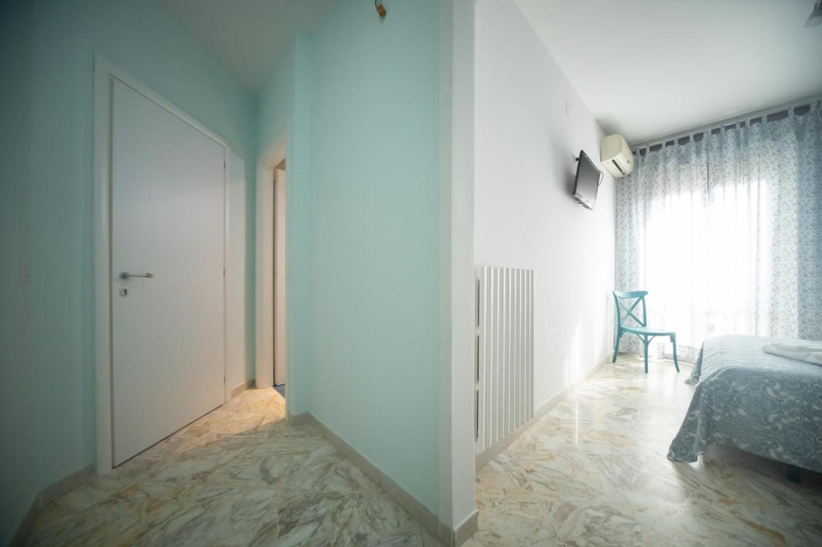Double Room with Private Bathroom - Photo 23