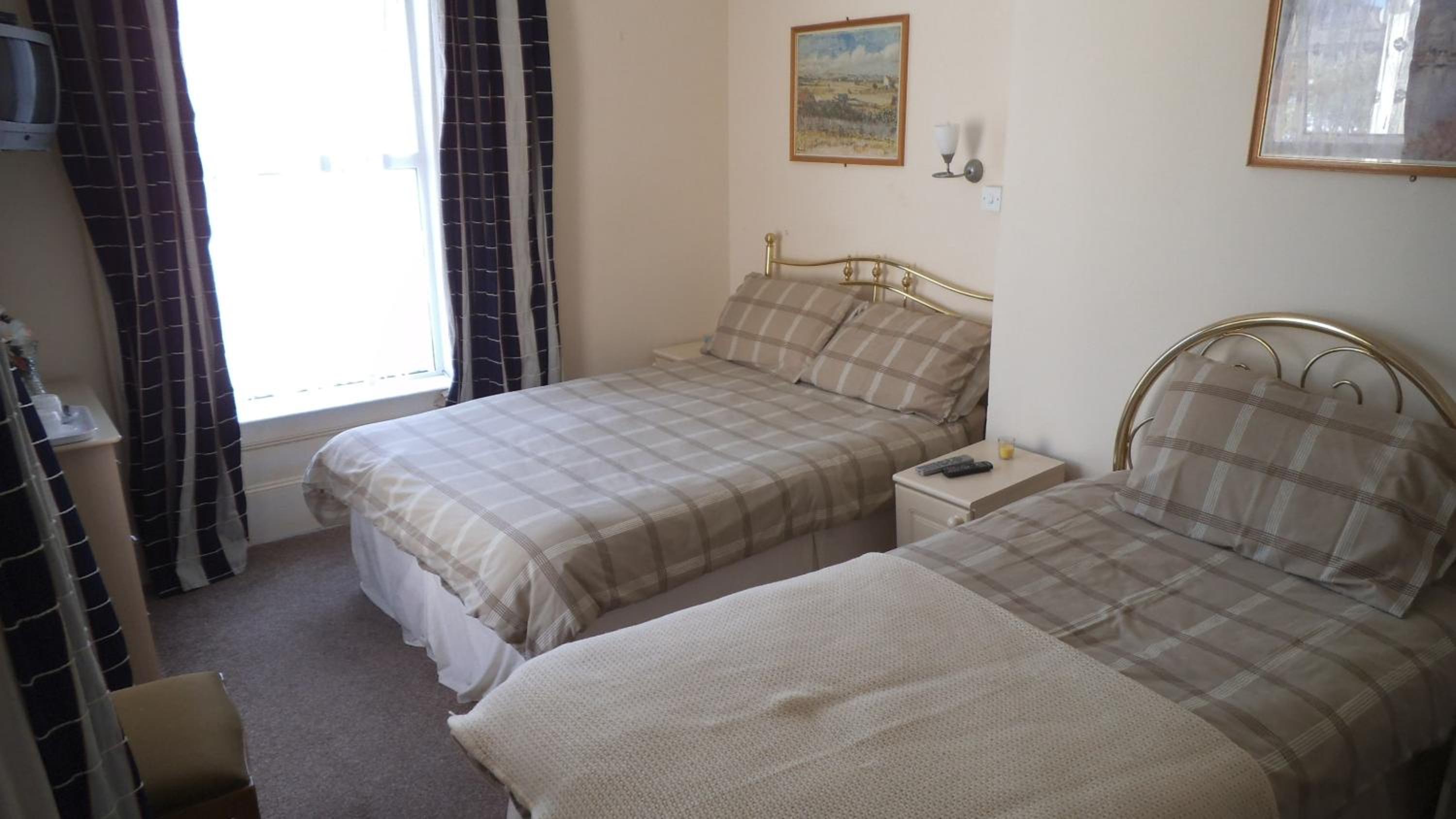 Family Room (2 Adults + 1 Child) - Photo 2