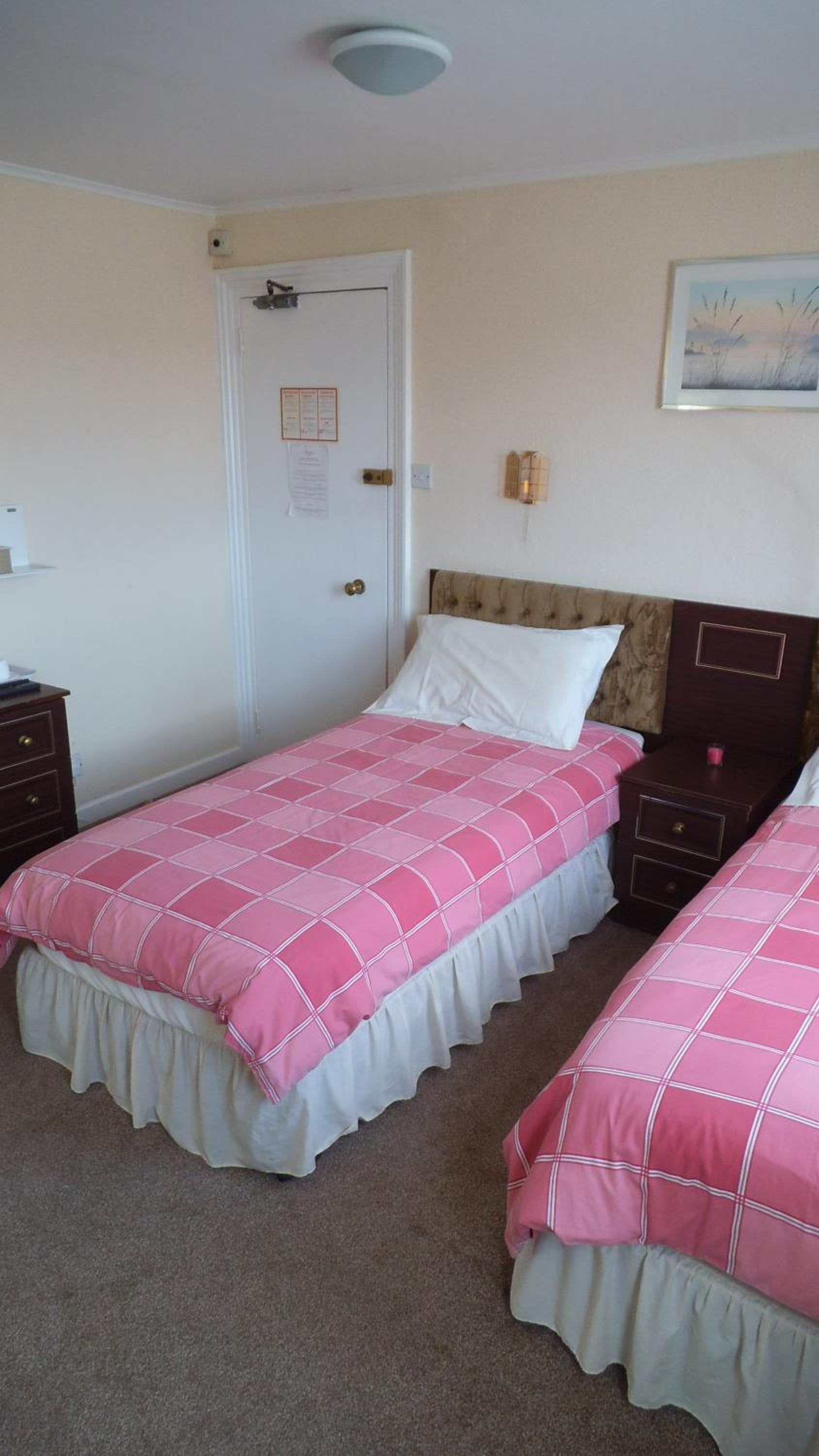 Twin Room - Photo 7