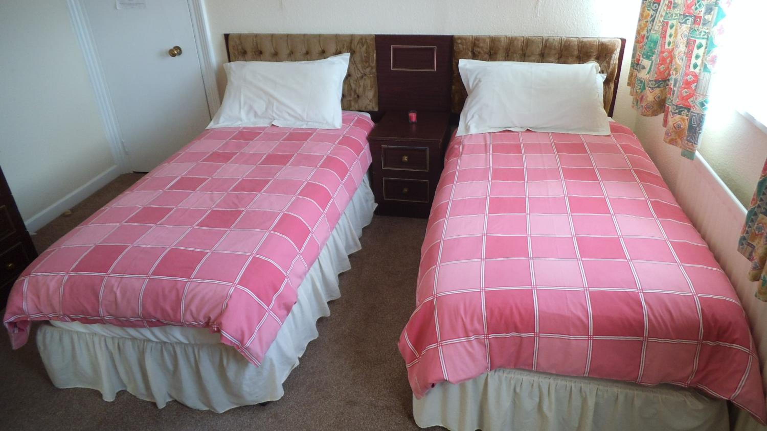 Twin Room - Photo 8
