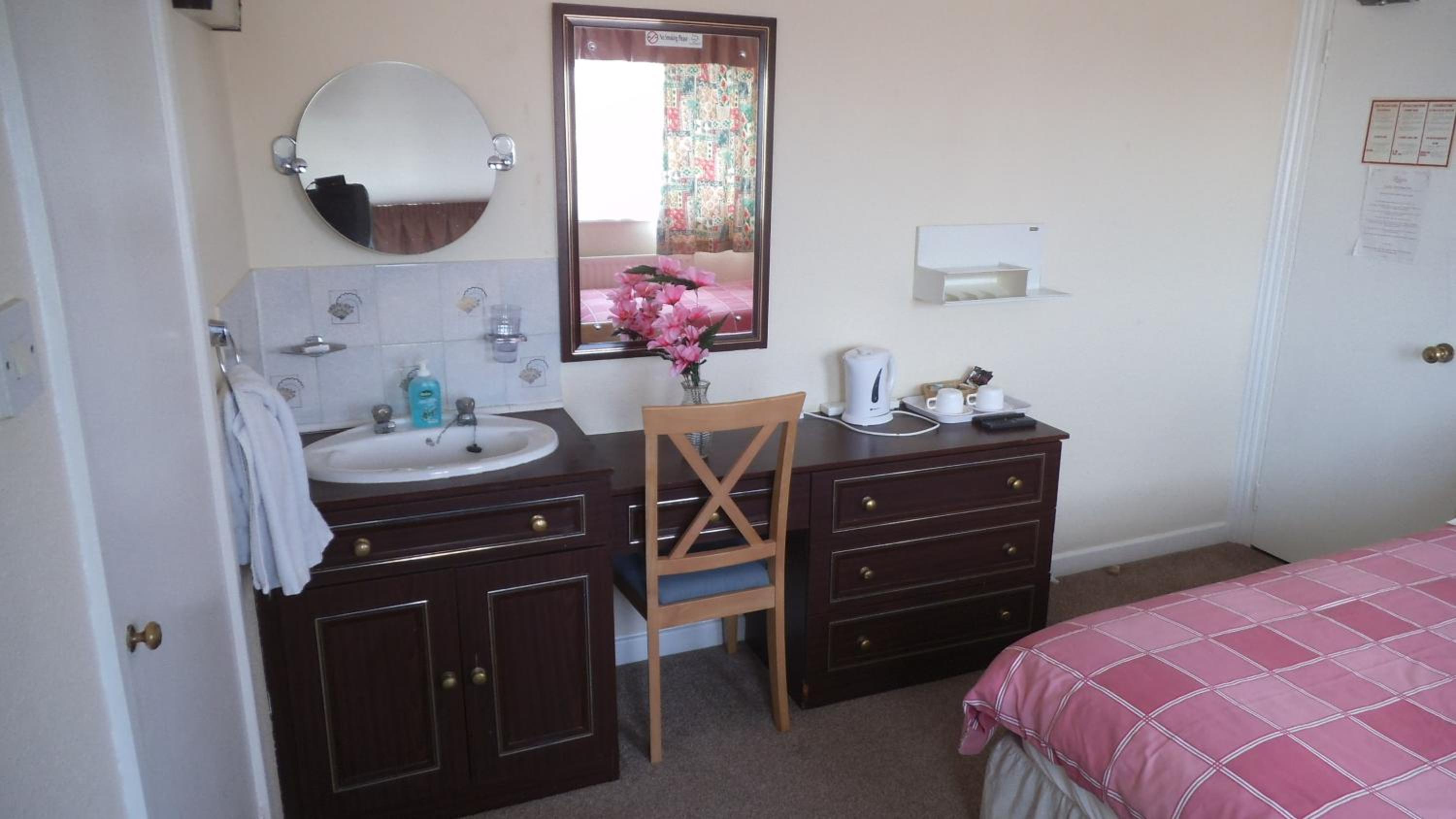 Twin Room - Photo 2