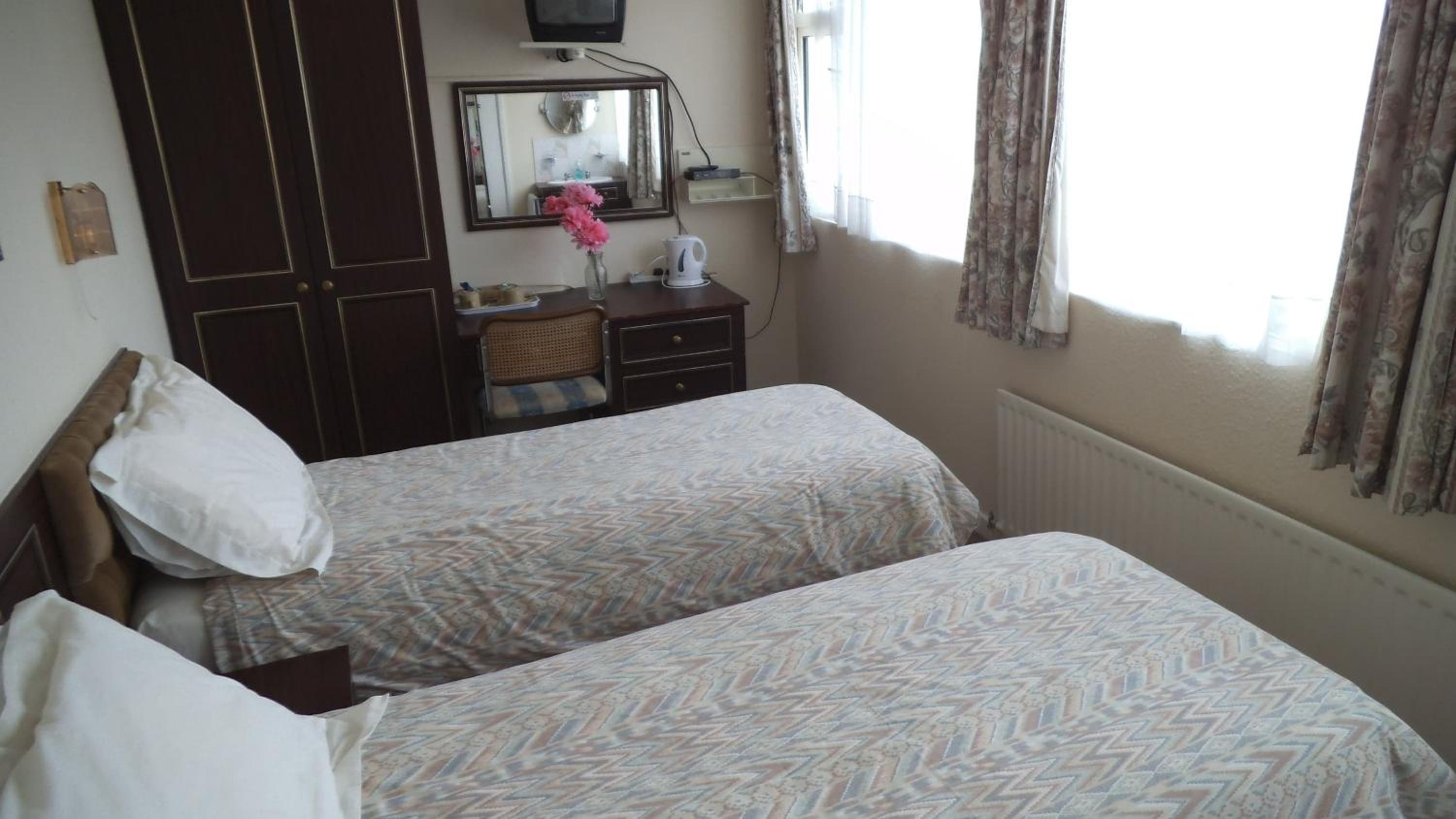 Twin Room - Photo 4