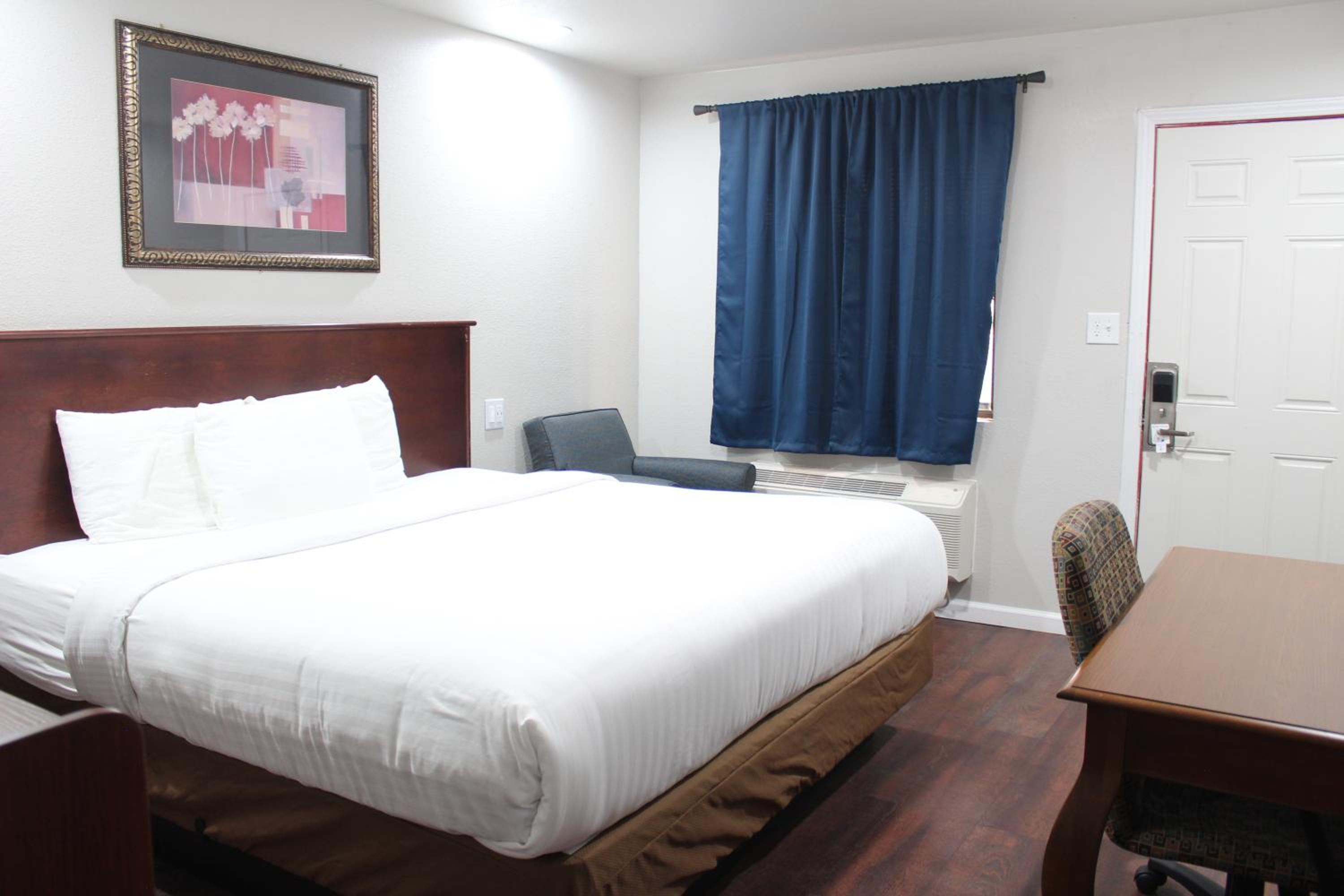 Deluxe Queen Suite