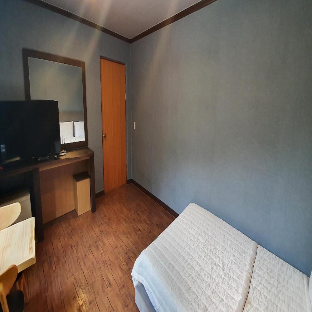Queen Room photo 1