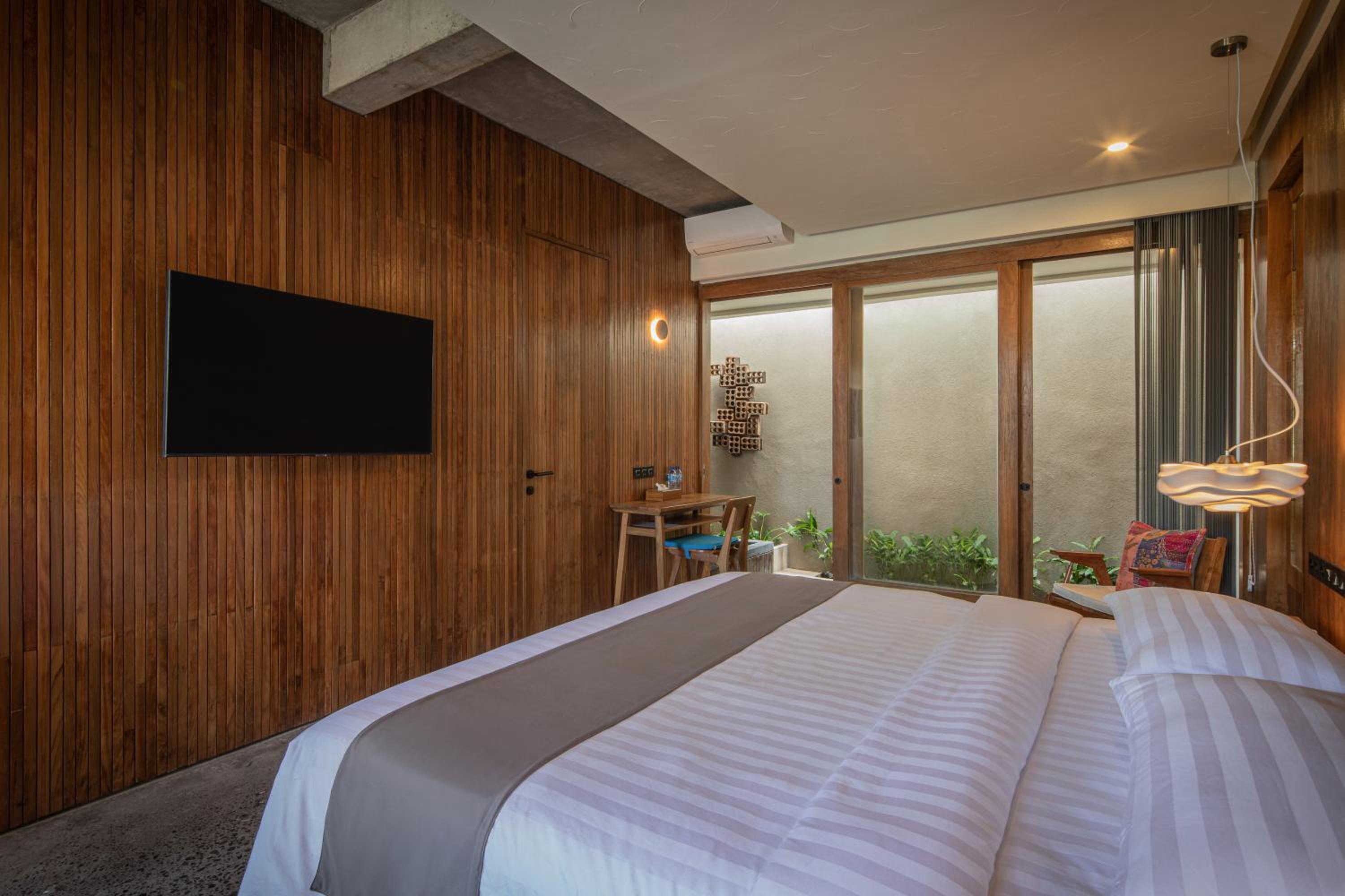 Deluxe Suite with Spa Bath - Photo 3