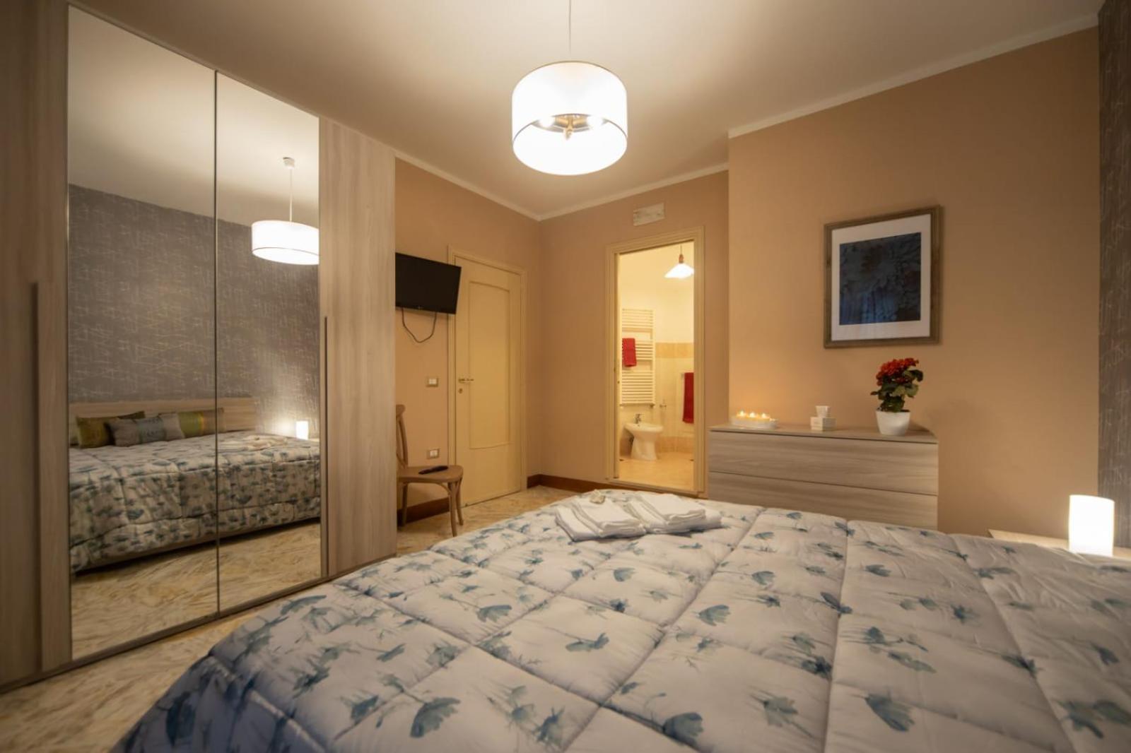 Double Room with Private Bathroom - Photo 10