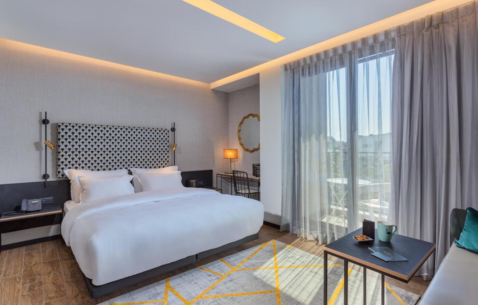 Deluxe Room with Balcony - Photo 4