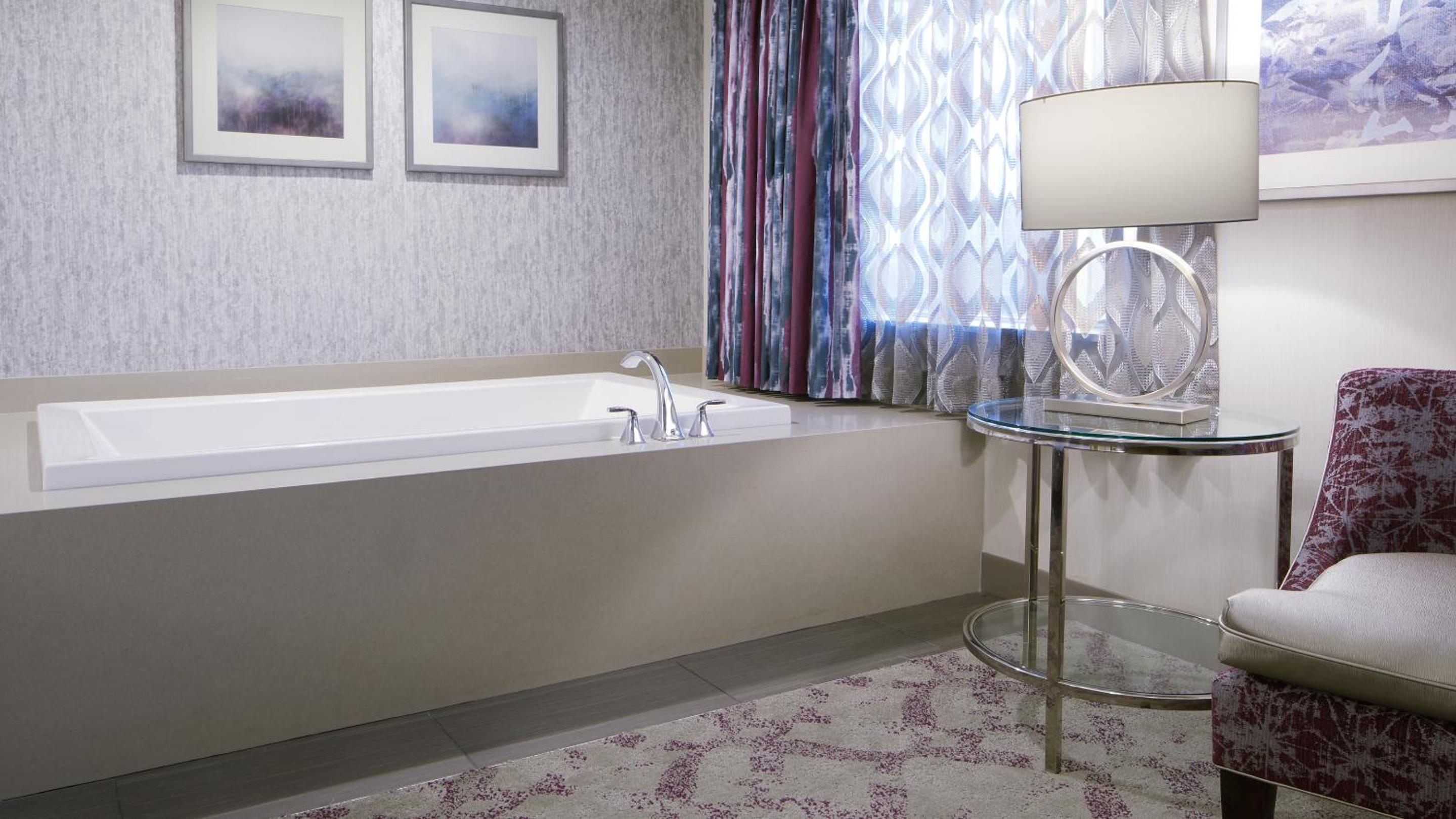 Deluxe Spa Suite 1 King Non-Smoking - Photo 2