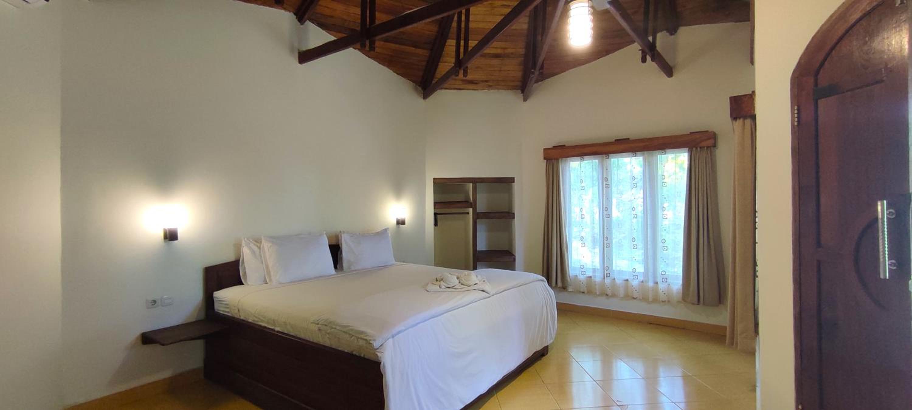 Deluxe Double Room - Photo 9