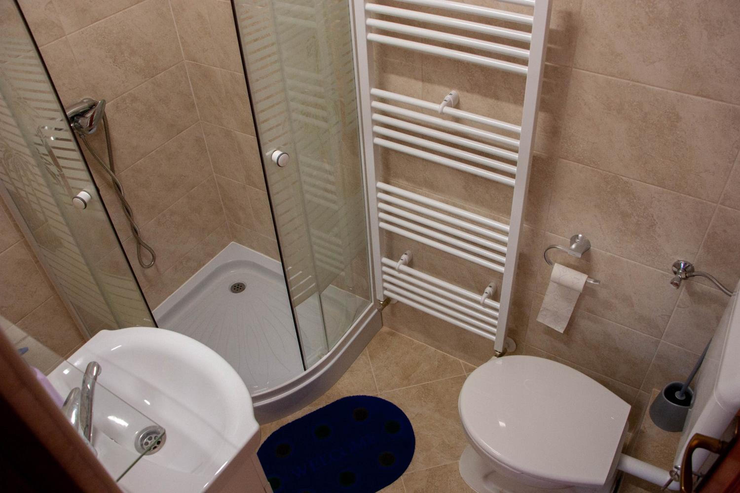 Twin Room with Private Bathroom - Photo 3