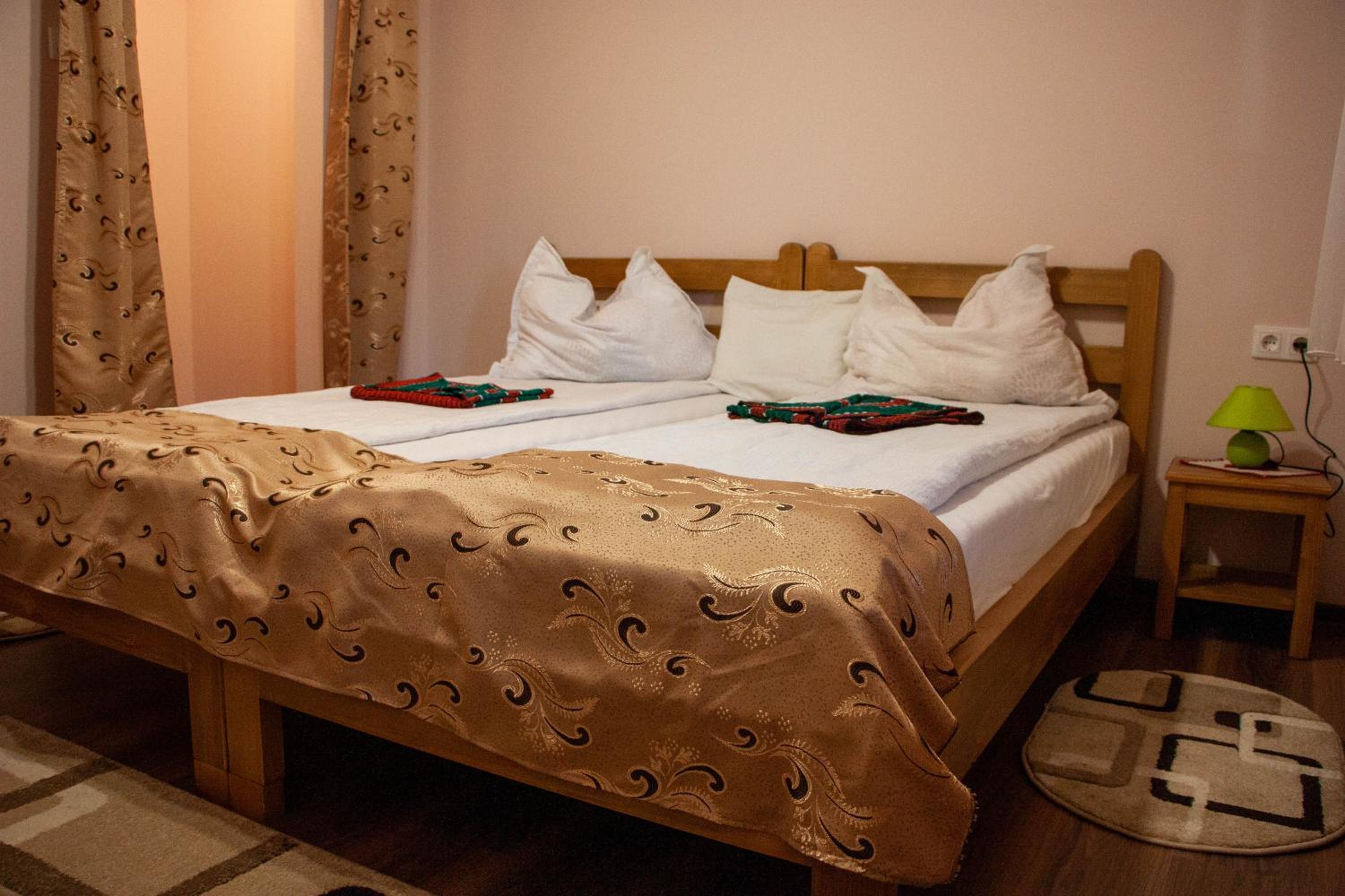 Twin Room with Private Bathroom - Photo 2