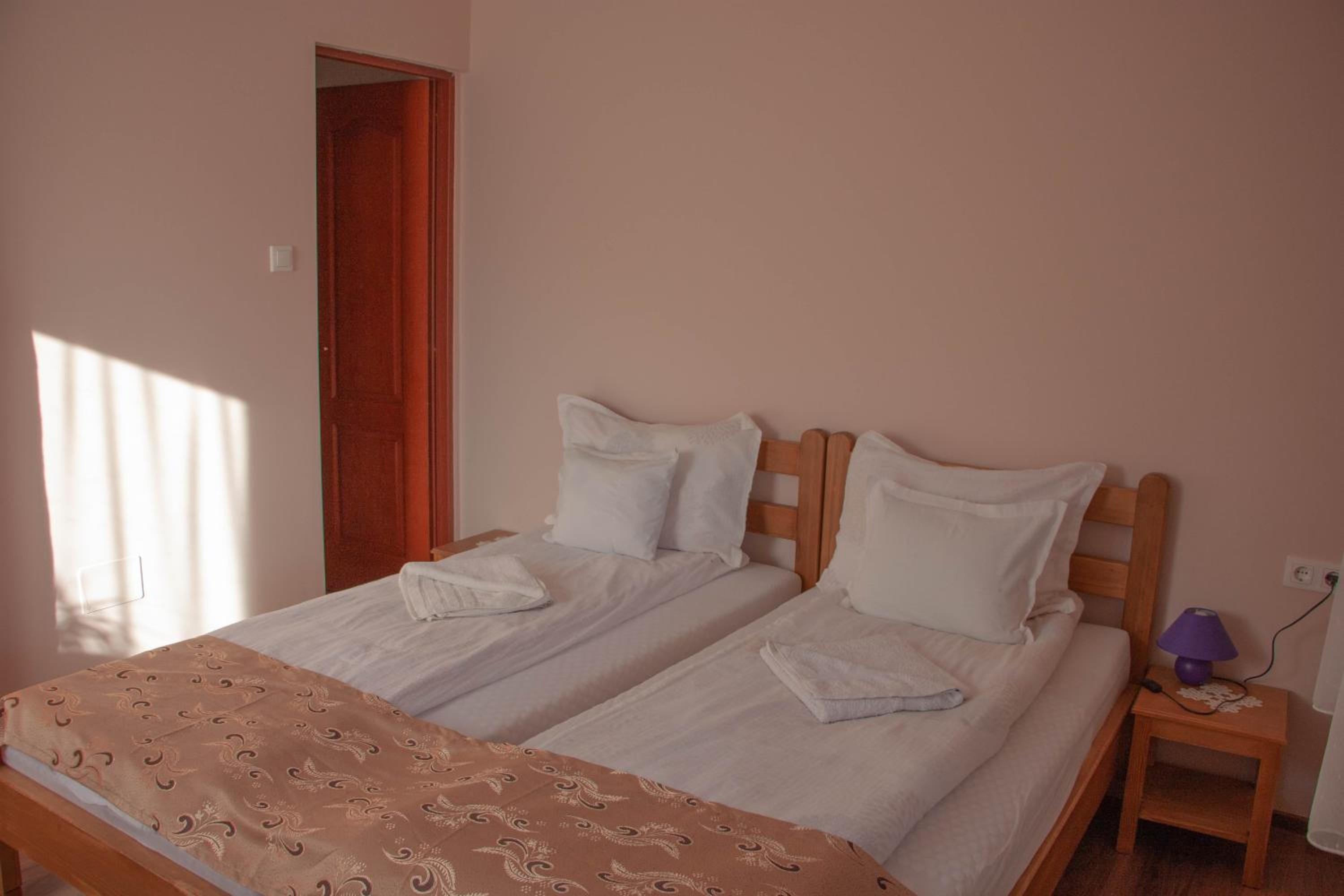 Twin Room with Private Bathroom - Photo 1