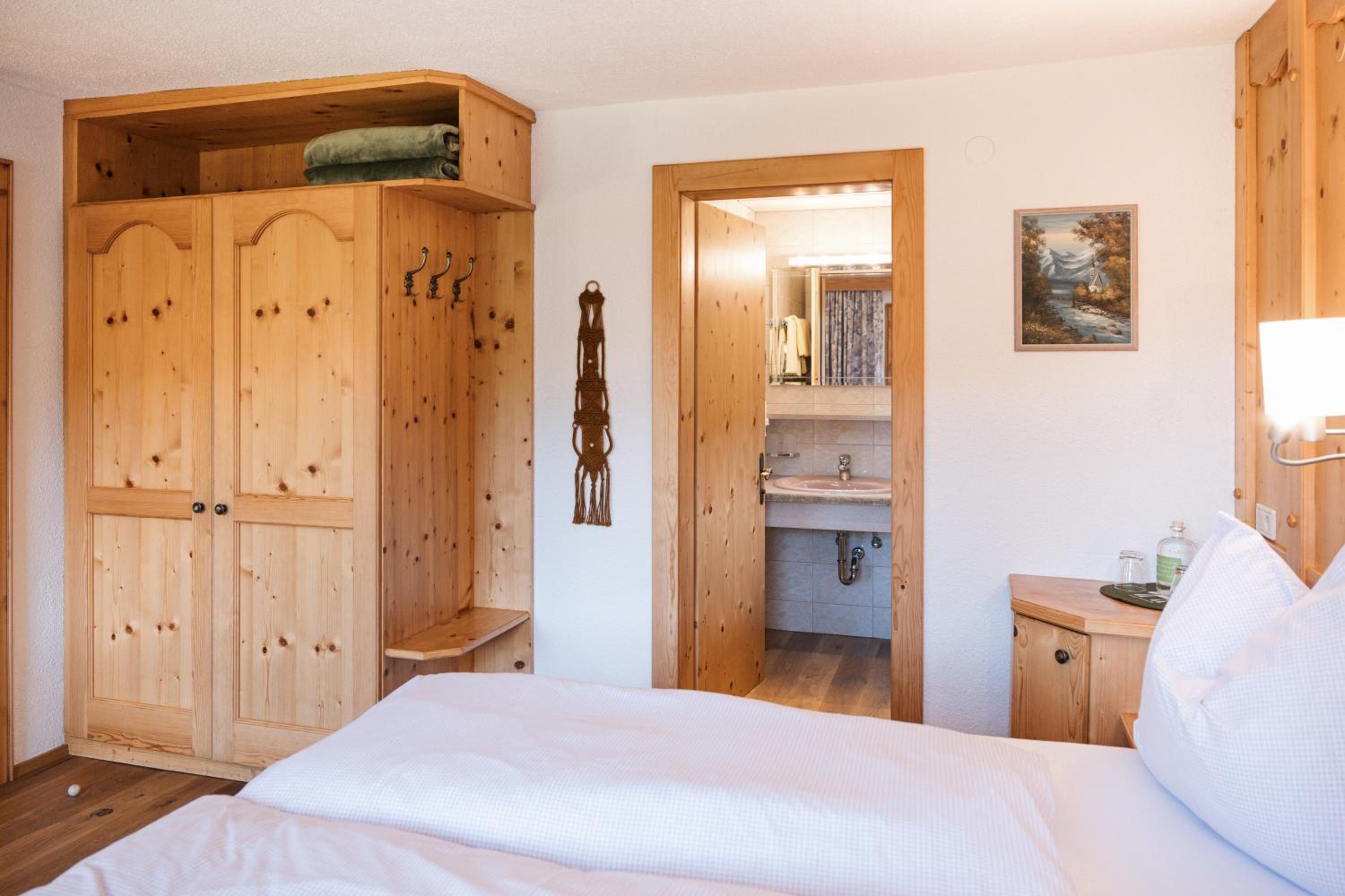 Budget Double Room photo 2