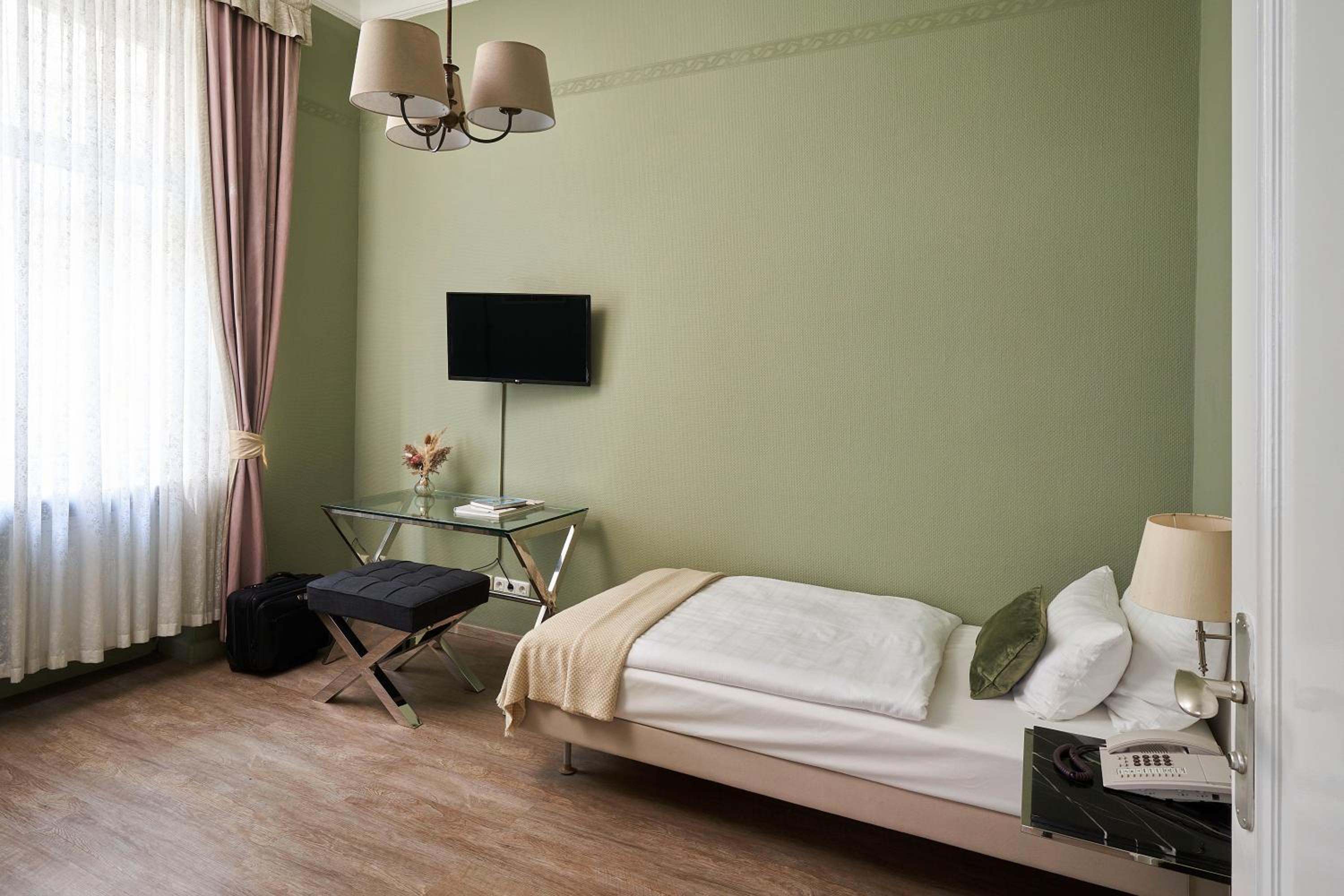Single Room - Mini-bar drinks free of charge