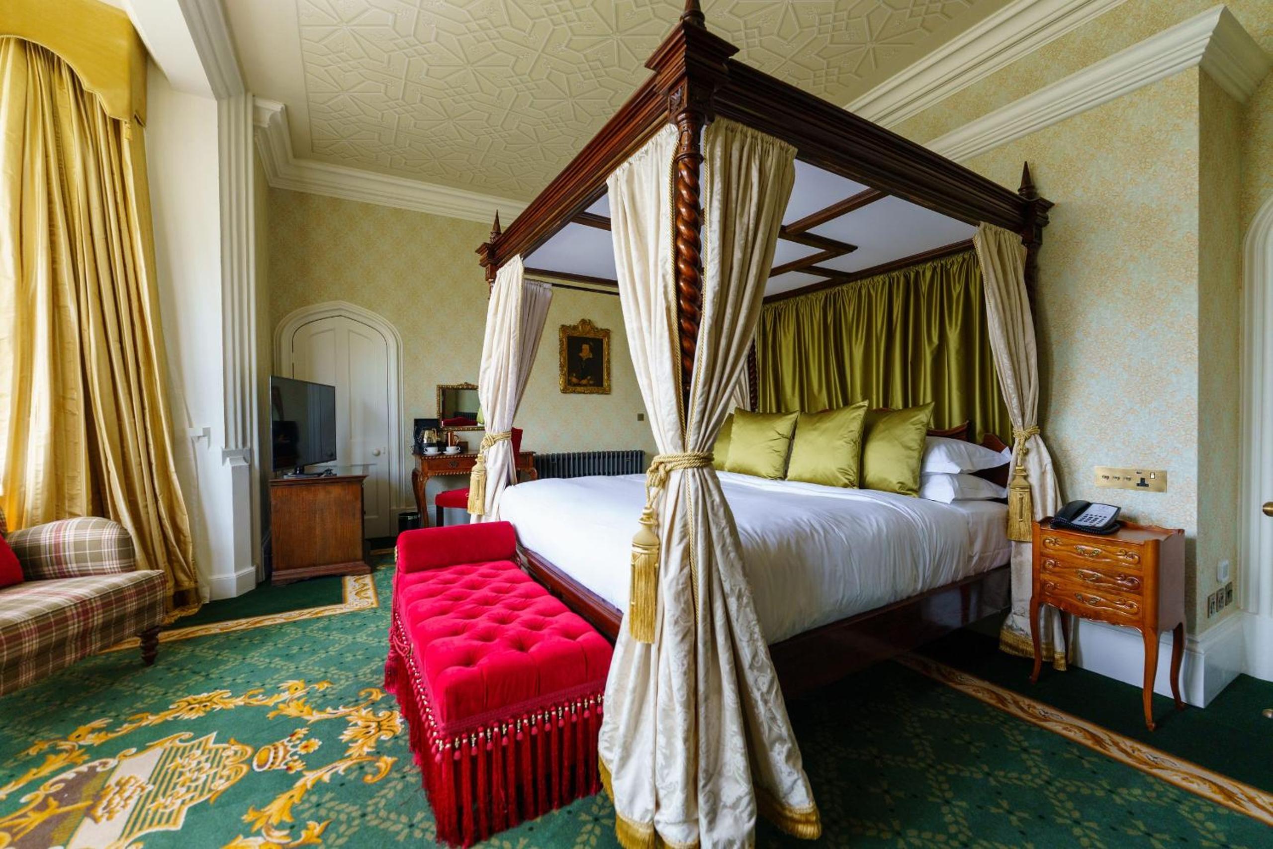 Superior Deluxe Bedchamber