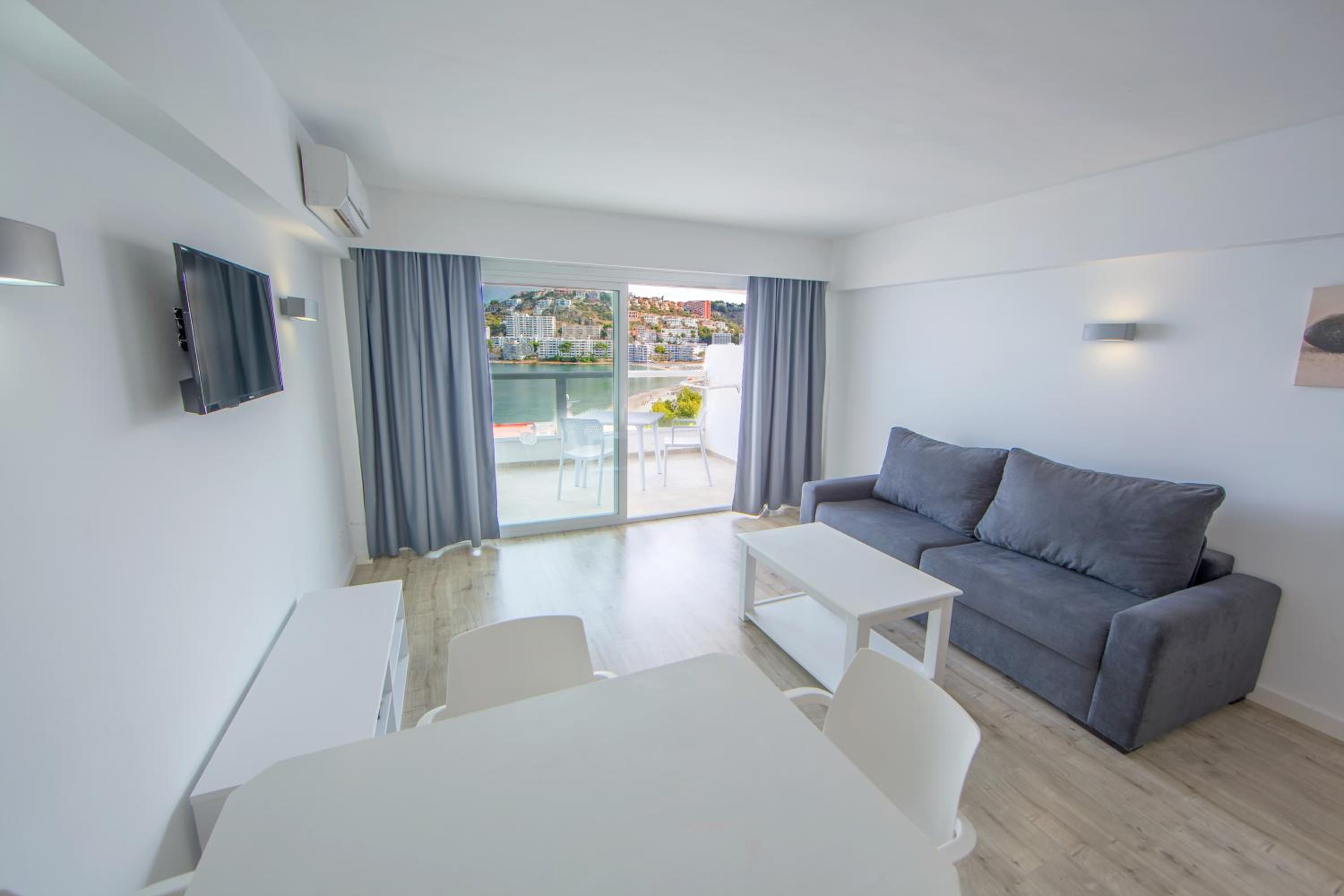 One-Bedroom Apartment (3 Adults + 1 Child) with Sea View