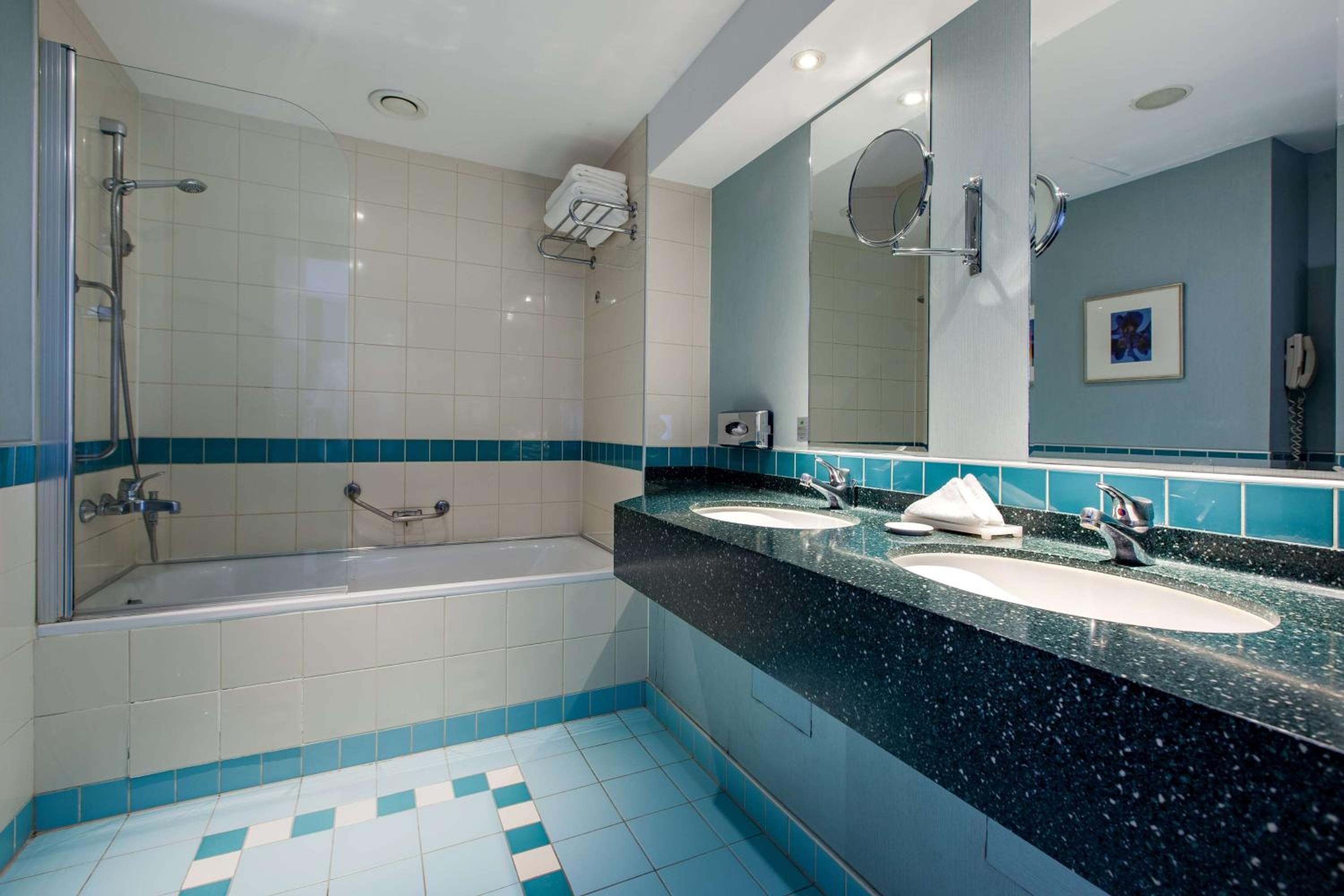 Junior Suite with Balcony and City View - Photo 16