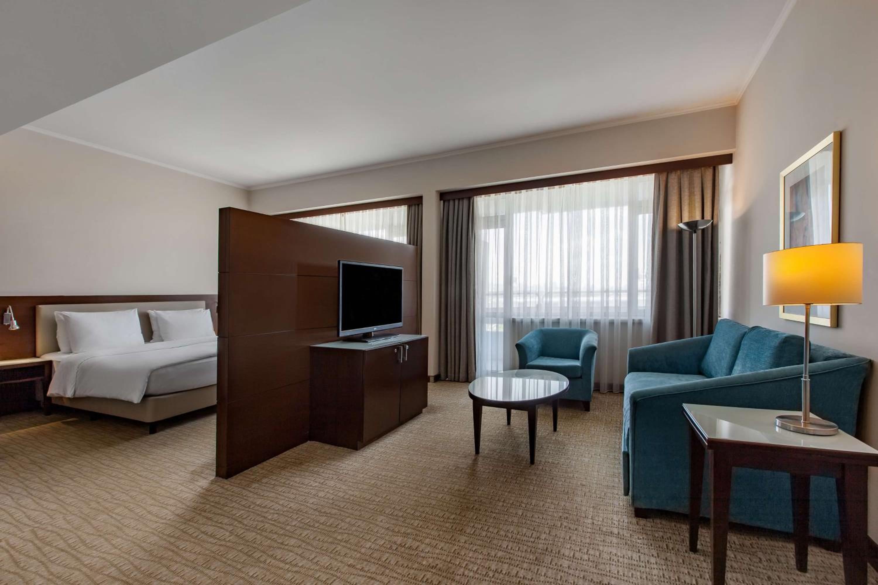 Junior Suite with Balcony and City View - Photo 19
