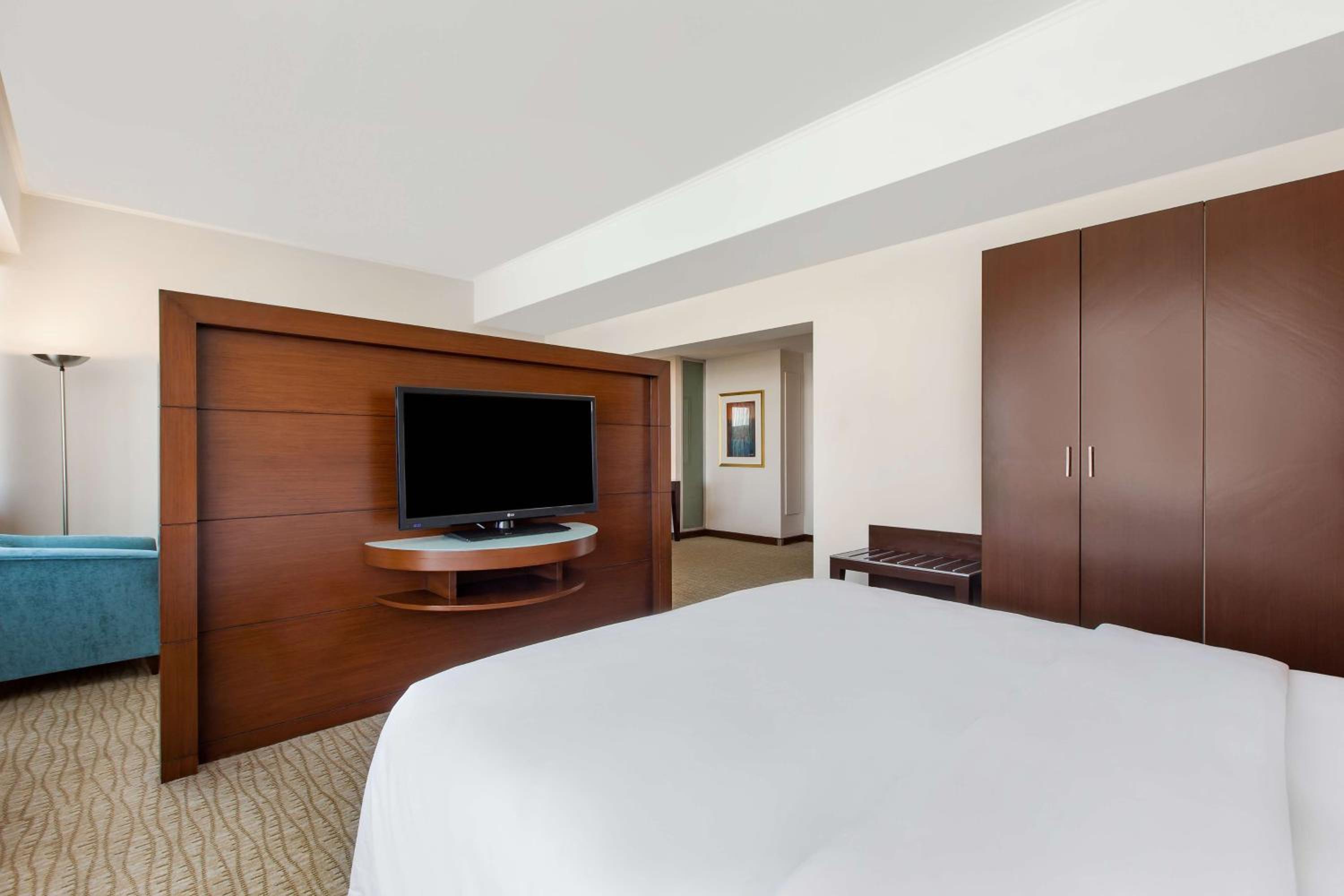Junior Suite with Balcony and City View - Photo 18